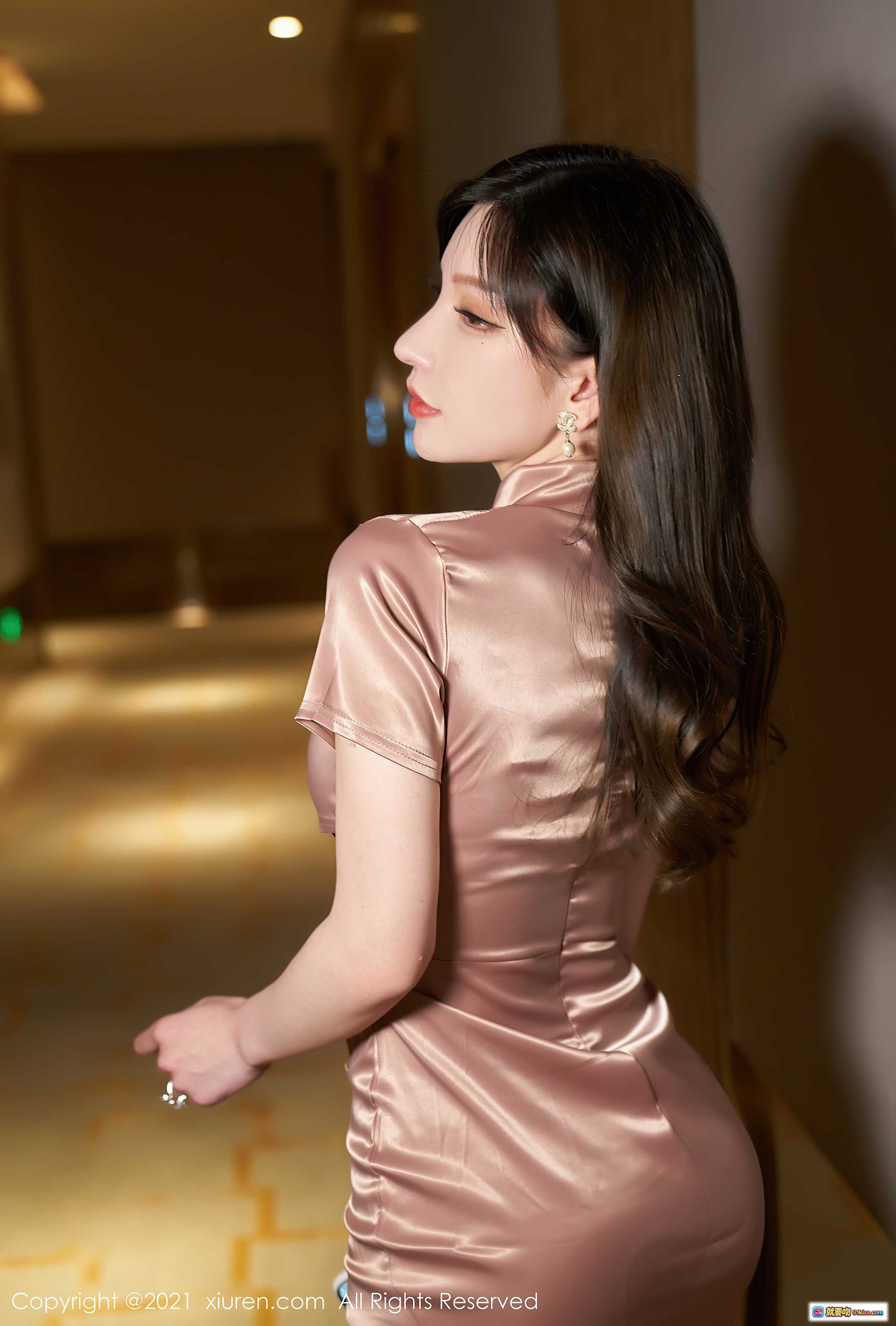 图片[9] - 周于希Sandy粉色缎面旗袍写真｜优雅性感私房照｜秀人网2021精选高清图集 - 就要吻