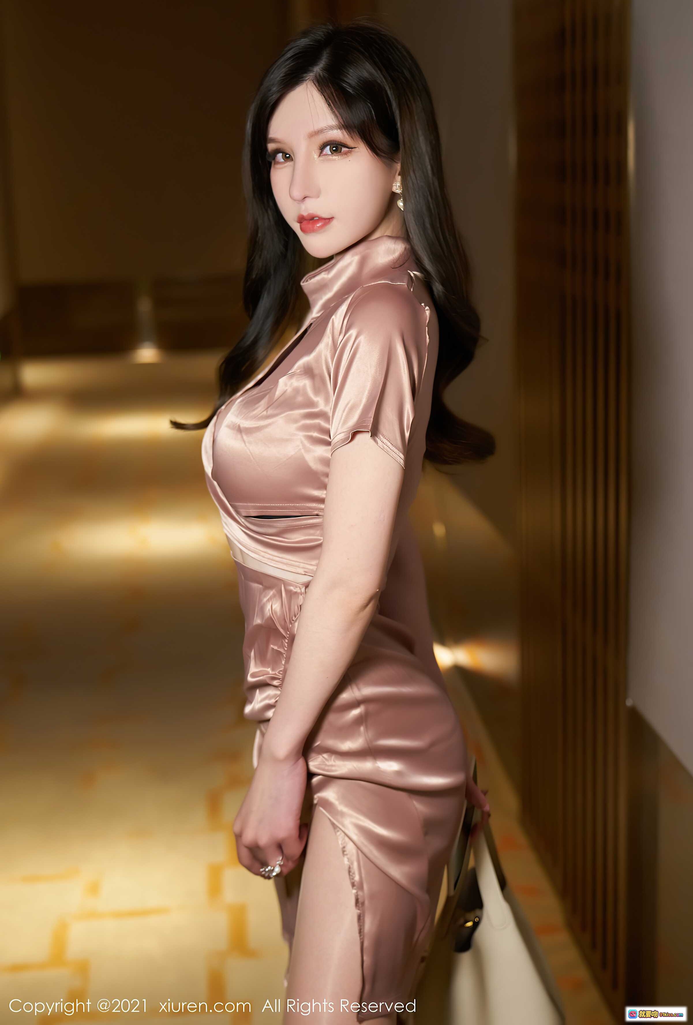 图片[1] - 周于希Sandy粉色缎面旗袍写真｜优雅性感私房照｜秀人网2021精选高清图集 - 就要吻