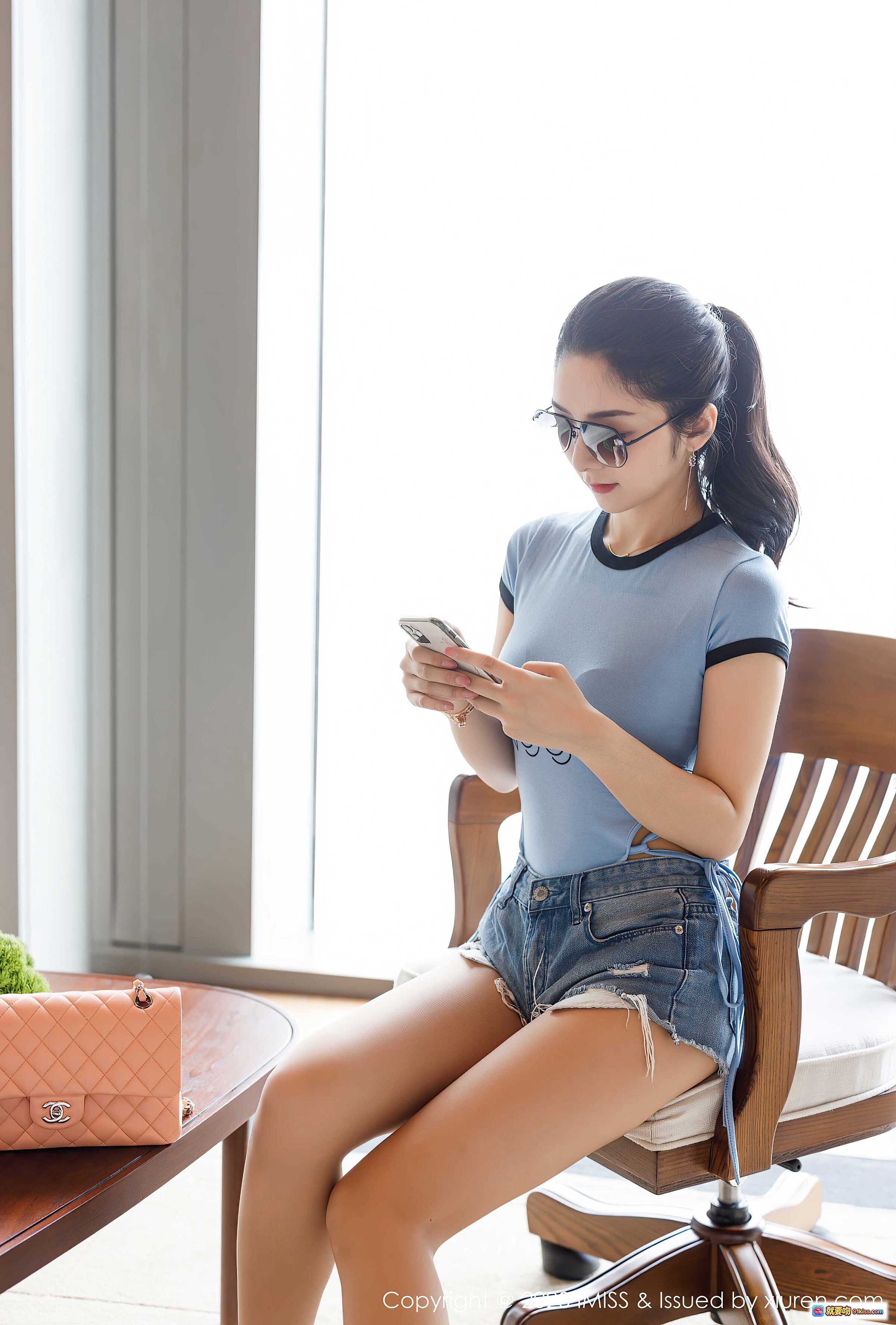 图片[3] - Angela小热巴时尚写真：高跟美腿+牛仔短裤+眼镜女神+室内沙发场景+精致手袋搭配 - 就要吻