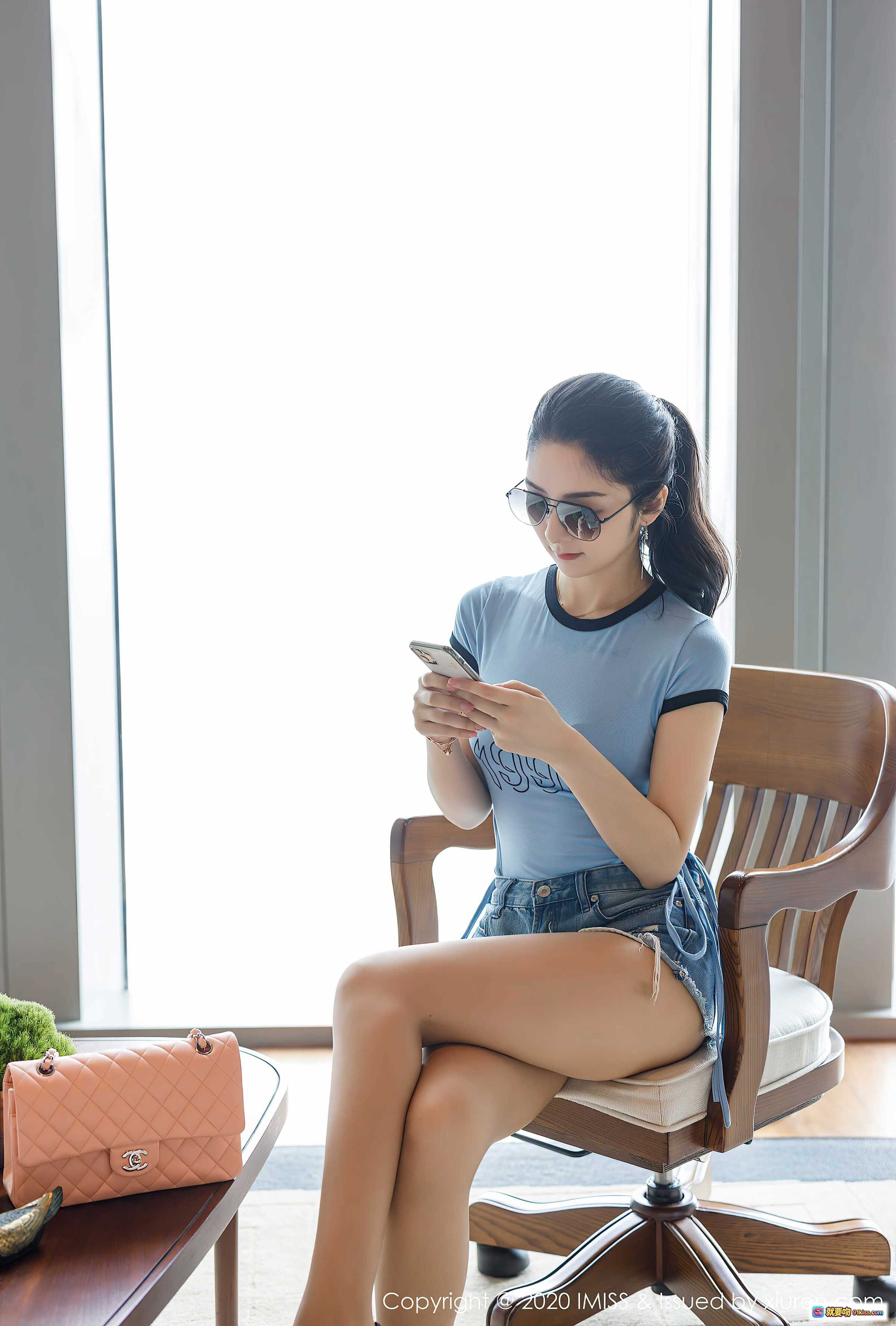 图片[2] - Angela小热巴时尚写真：高跟美腿+牛仔短裤+眼镜女神+室内沙发场景+精致手袋搭配 - 就要吻