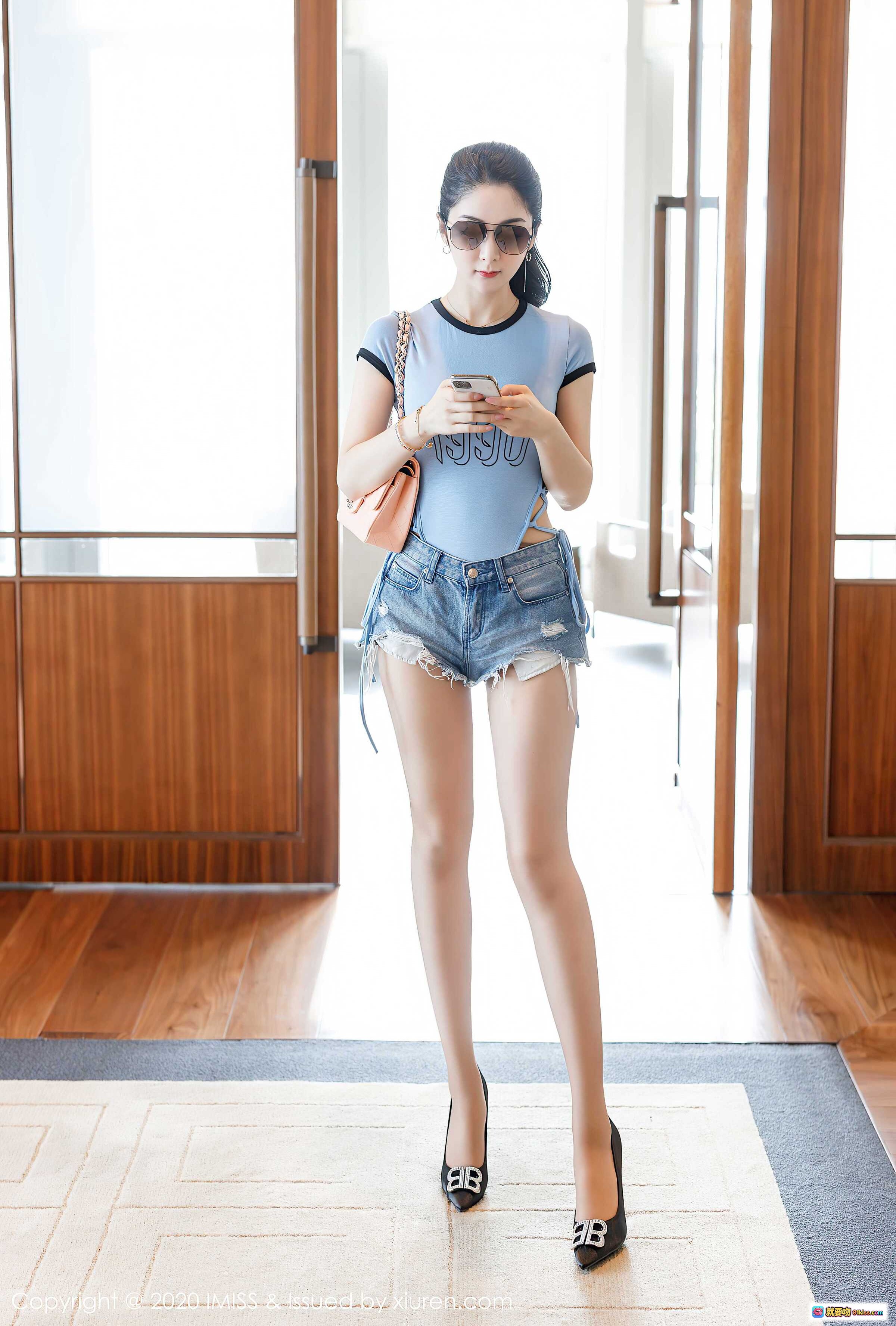 图片[5] - Angela小热巴时尚写真：高跟美腿+牛仔短裤+眼镜女神+室内沙发场景+精致手袋搭配 - 就要吻