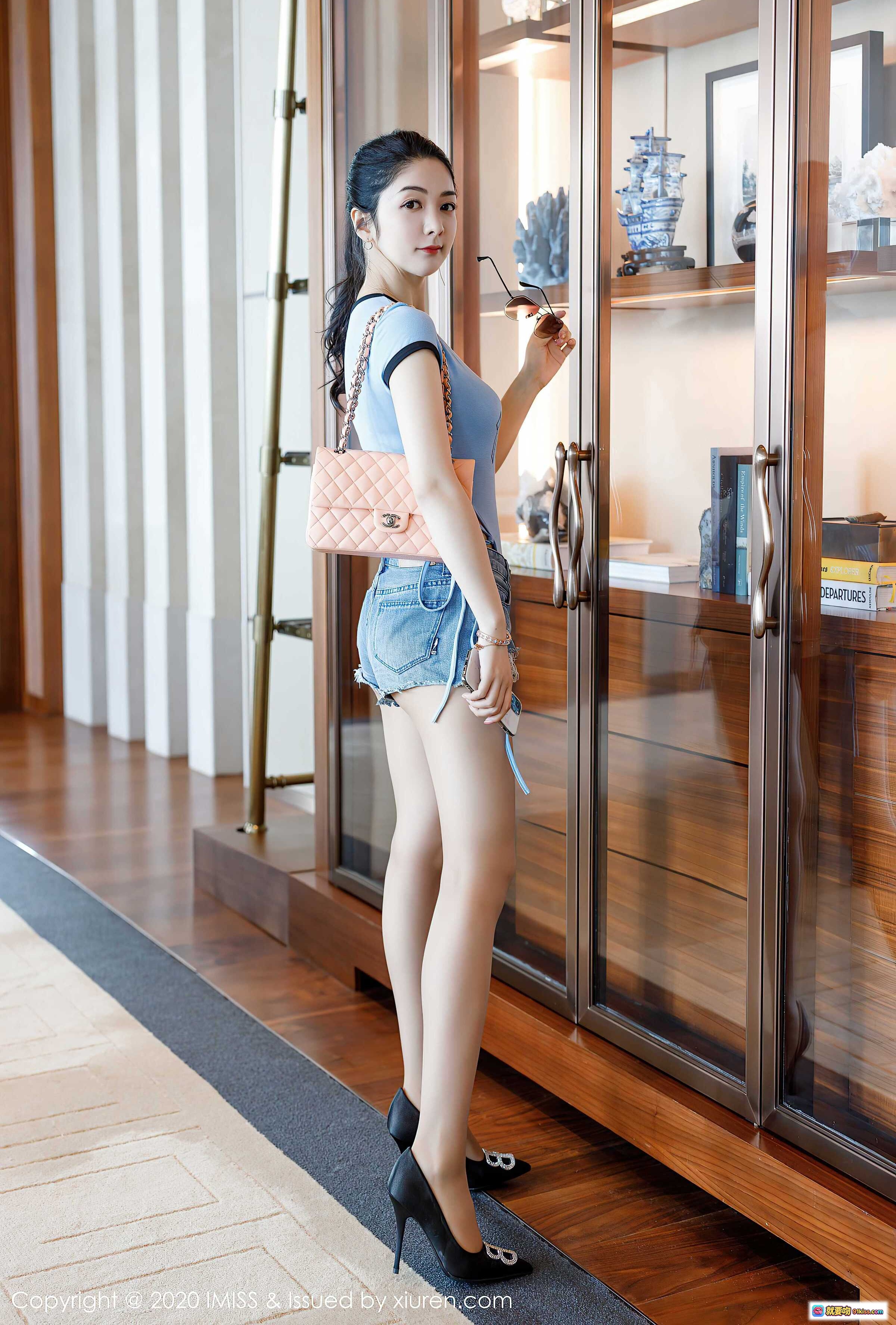 图片[8] - Angela小热巴时尚写真：高跟美腿+牛仔短裤+眼镜女神+室内沙发场景+精致手袋搭配 - 就要吻