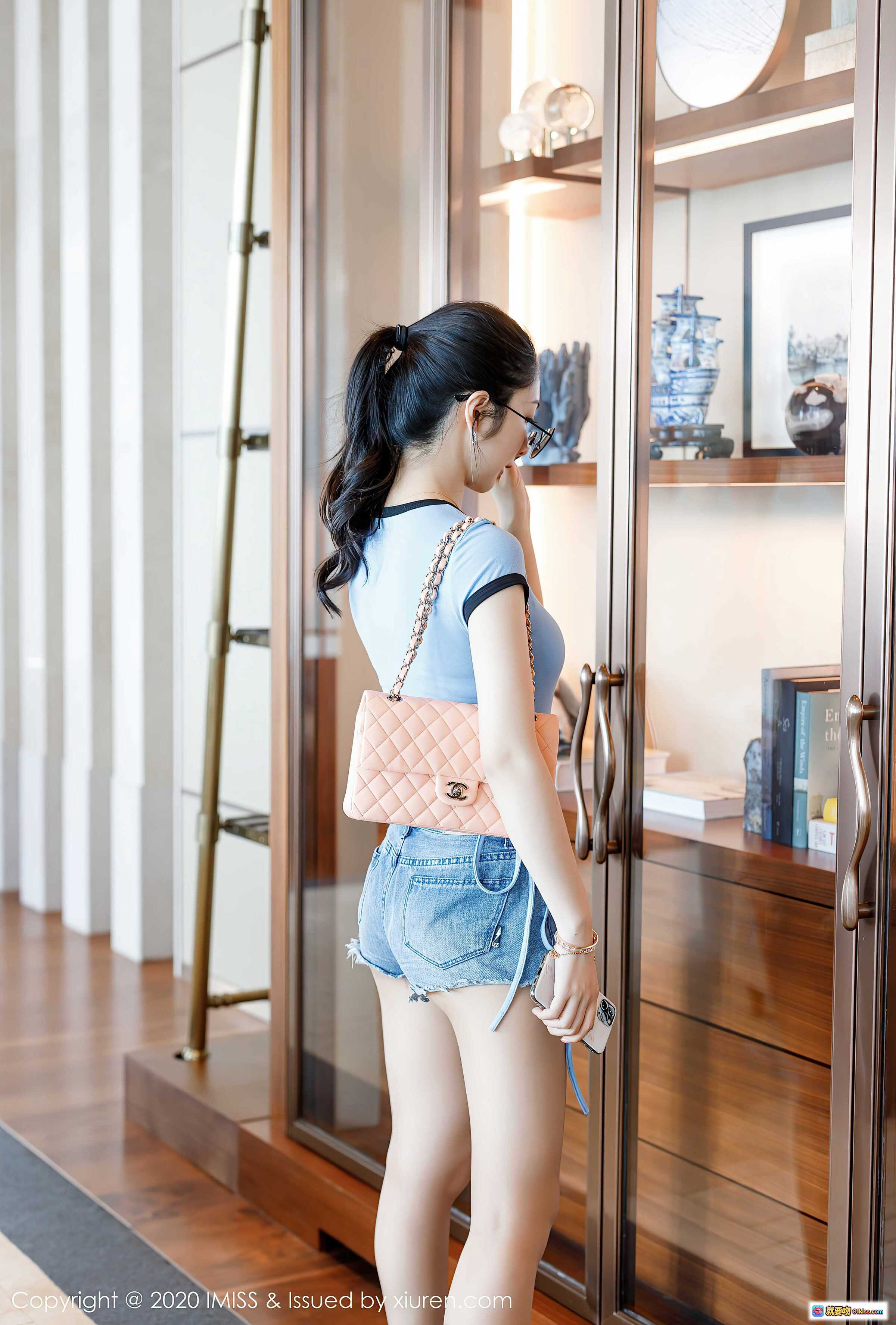 图片[6] - Angela小热巴时尚写真：高跟美腿+牛仔短裤+眼镜女神+室内沙发场景+精致手袋搭配 - 就要吻