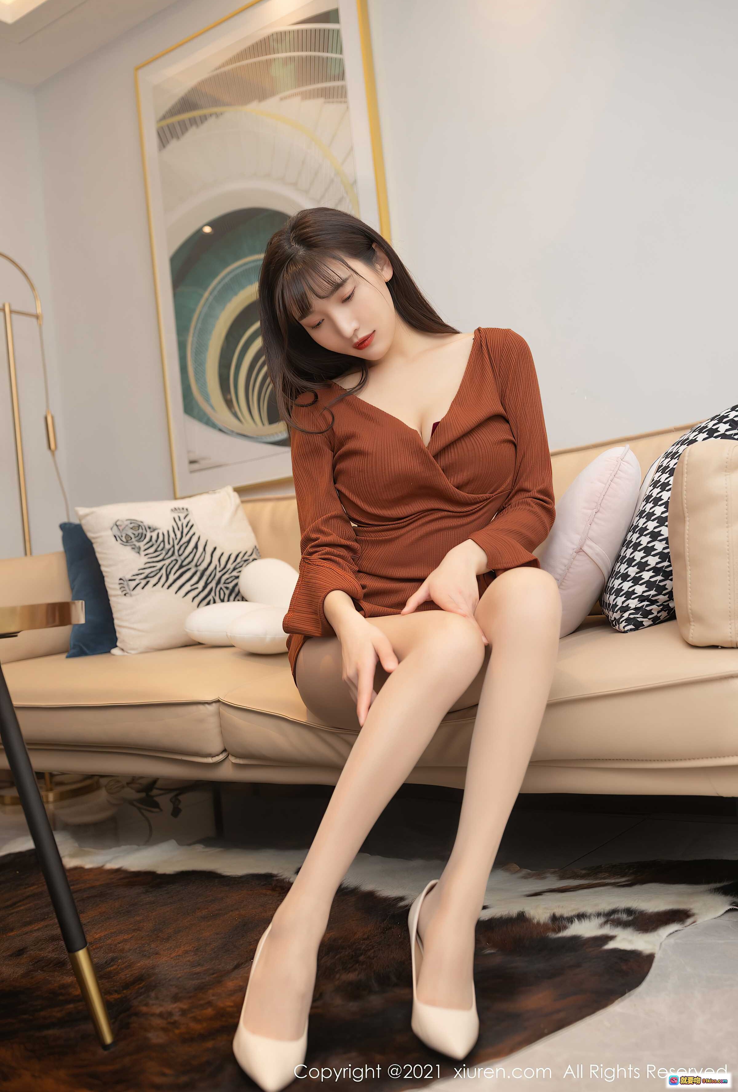 图片[8] - 陆萱萱棕色连衣裙高跟美腿写真 | XIUREN秀人网2021.04.28 VOL.3362 时尚居家购物袋场景拍摄 - 就要吻