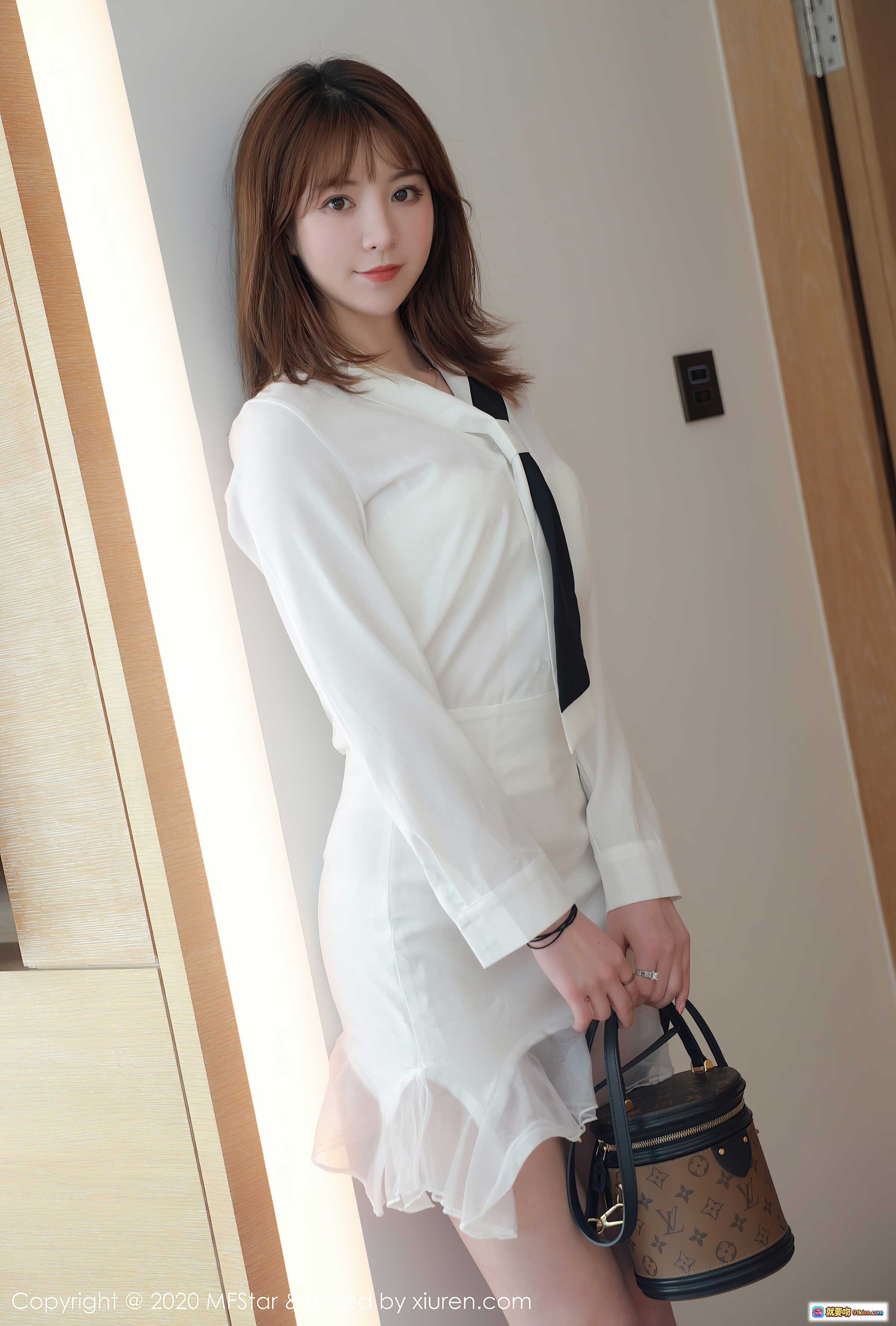 图片[1] - MFStar模范学院yoo优优2020.10.12 Vol.400 白色衬衫裙搭配LV包 清新甜美写真64P616M - 就要吻