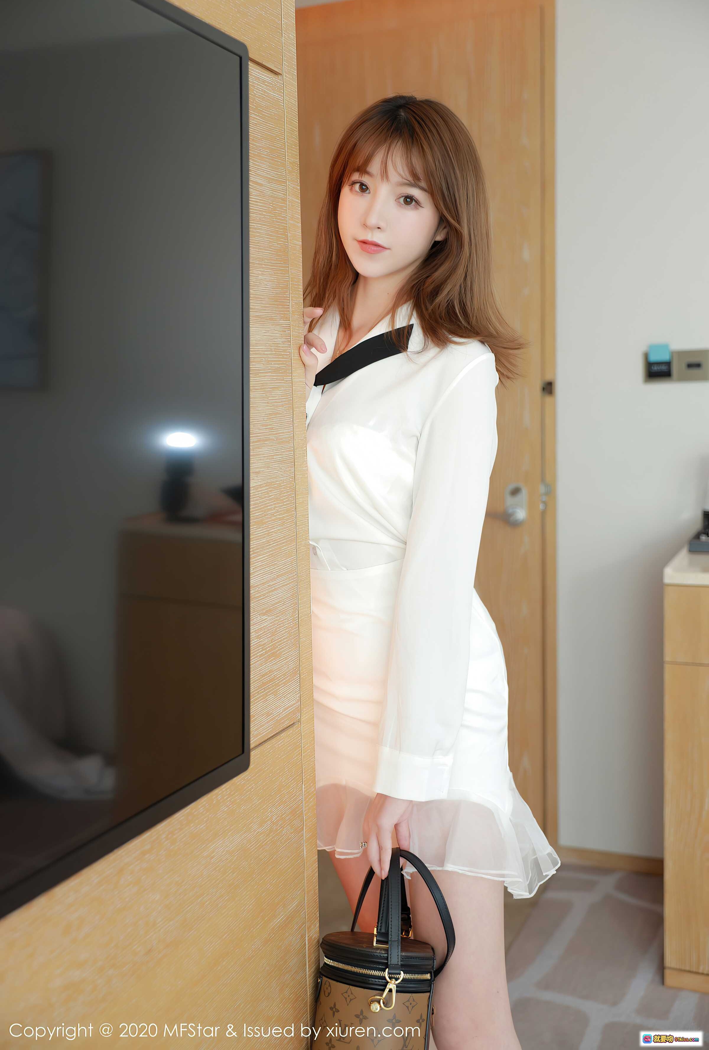 图片[3] - MFStar模范学院yoo优优2020.10.12 Vol.400 白色衬衫裙搭配LV包 清新甜美写真64P616M - 就要吻