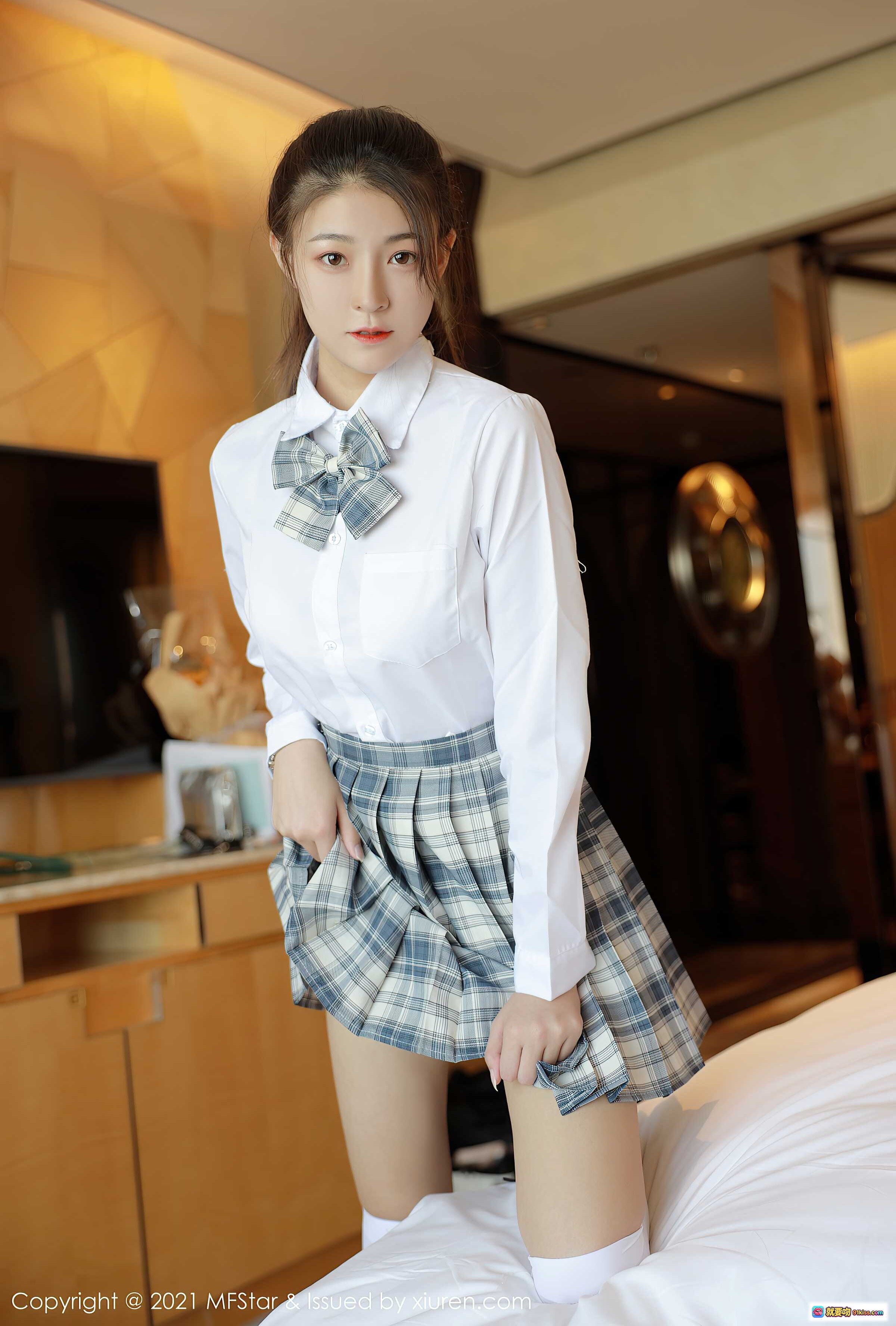 MFStar模范学院Laura苏雨彤2021校服写真｜白衬衫格子裙少女风｜高清40+图集 - 就要吻