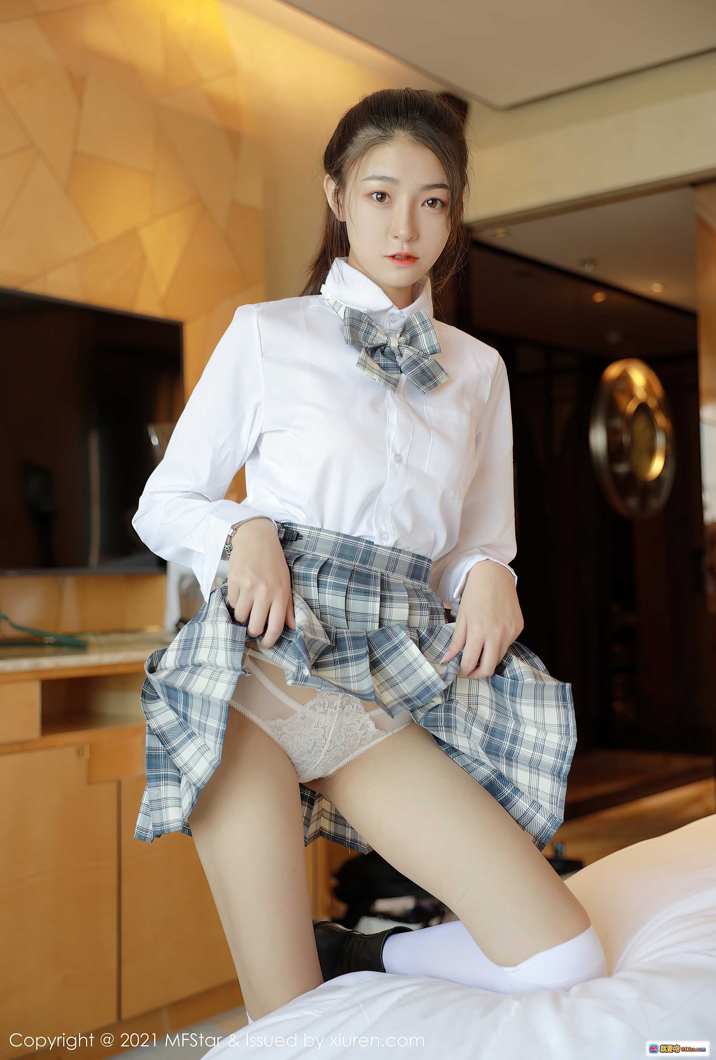 图片[5] - MFStar模范学院Laura苏雨彤2021校服写真｜白衬衫格子裙少女风｜高清40+图集 - 就要吻