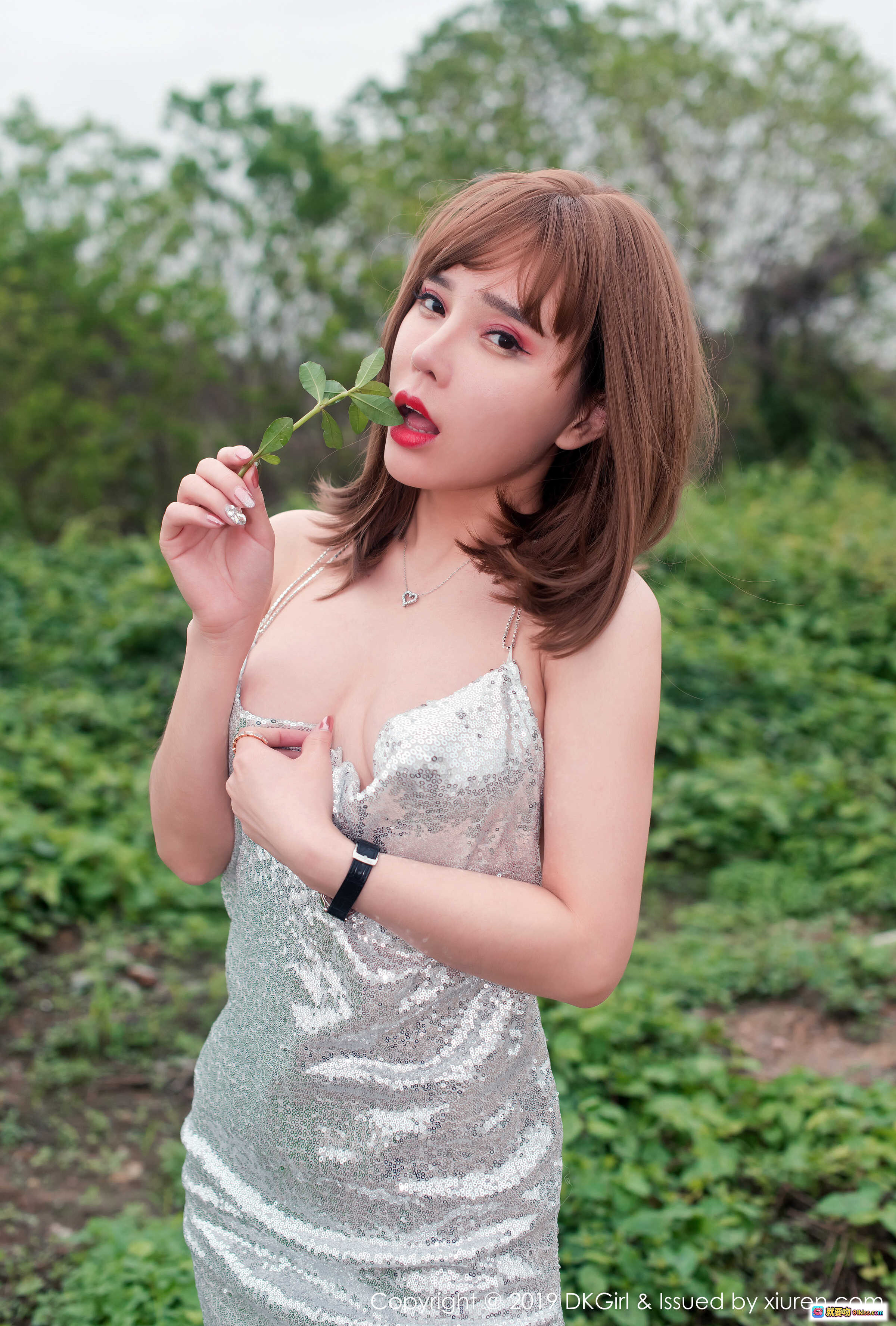 图片[8] - 艾小青户外写真｜DKGirl御女郎Vol.120｜白蕾丝内衣+黑红高跟｜自然绿植背景｜性感蹲姿美臀特写 - 就要吻