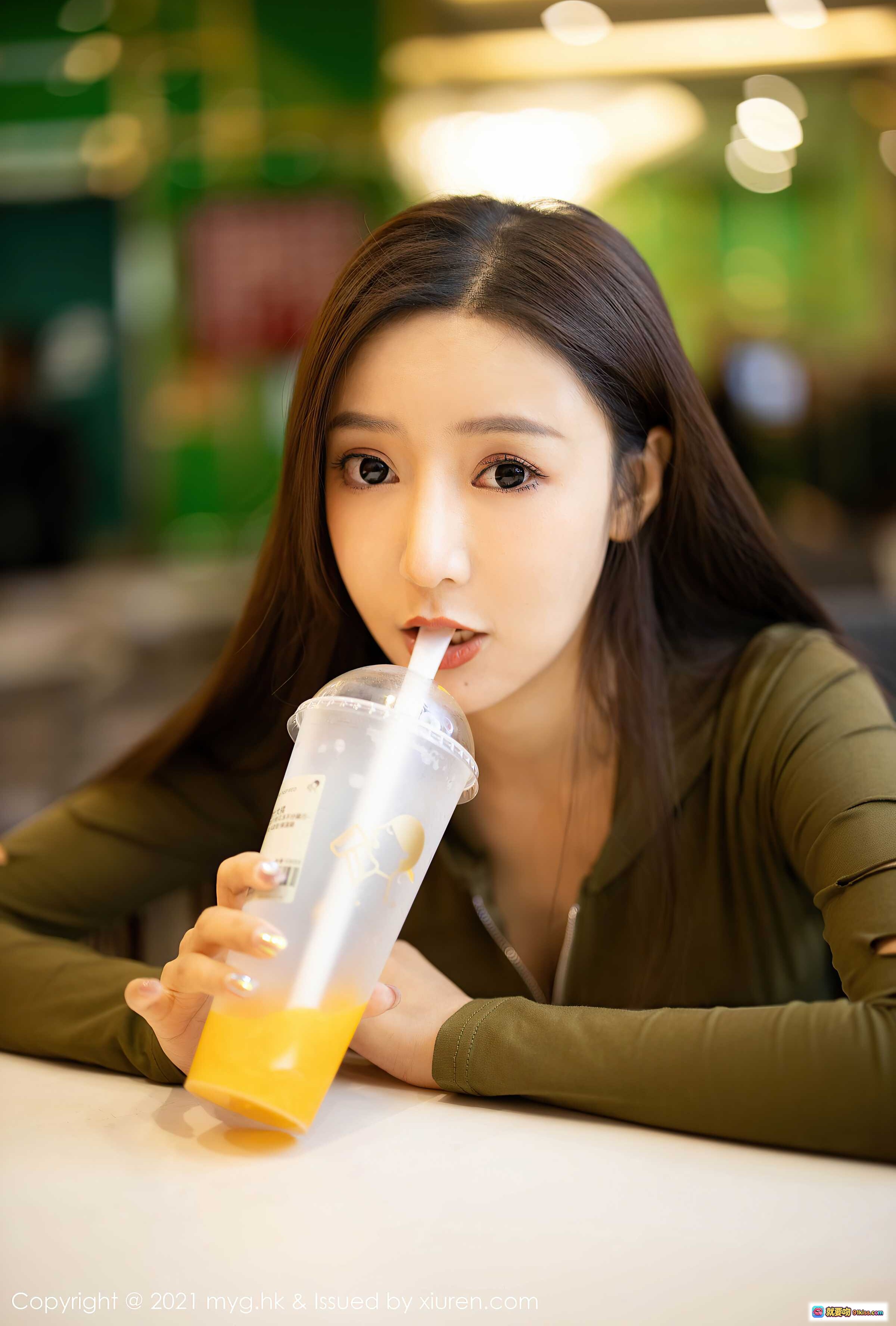 图片[1] - 王馨瑶yanni清新饮品写真 | 美媛馆2021 Vol.502 | 橙汁少女日常 | 长发甜美风 | 咖啡厅氛围感美照 - 就要吻
