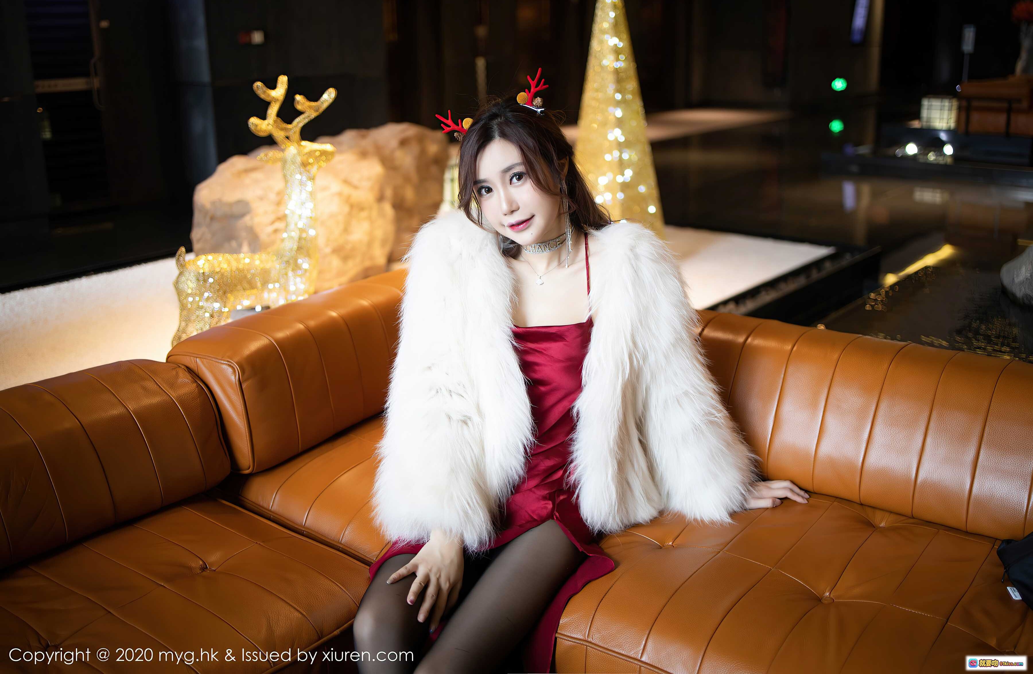图片[9] - 绮里嘉ula圣诞红裙黑丝美腿写真｜MyGirl美媛馆VOL.471 2020.12.25 鹿角发饰白毛披肩棕沙发优雅坐姿 - 就要吻