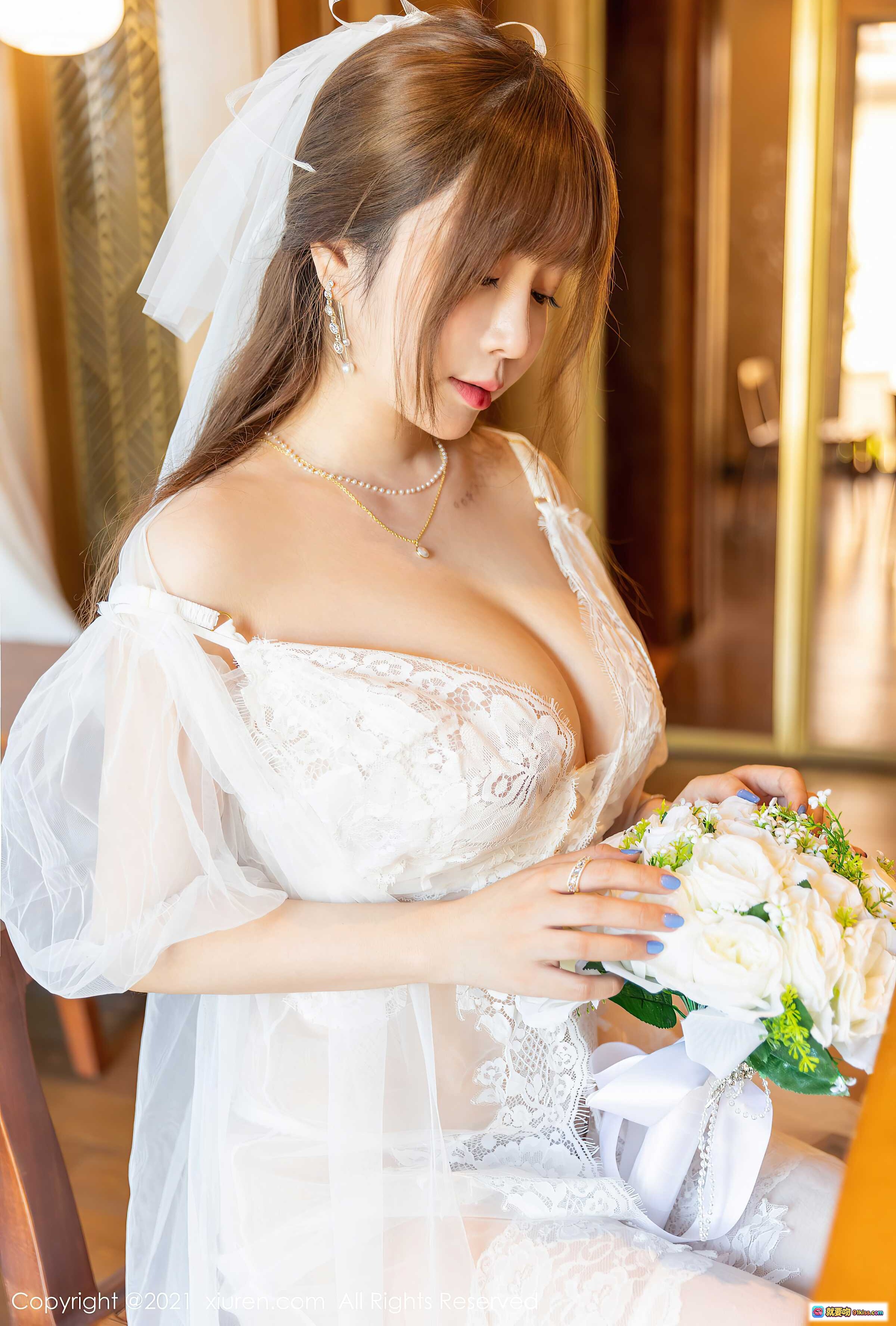 图片[1] - 王雨纯白色蕾丝婚纱写真｜头纱捧花优雅新娘造型｜秀人网2021年4月高清私房图集 - 就要吻