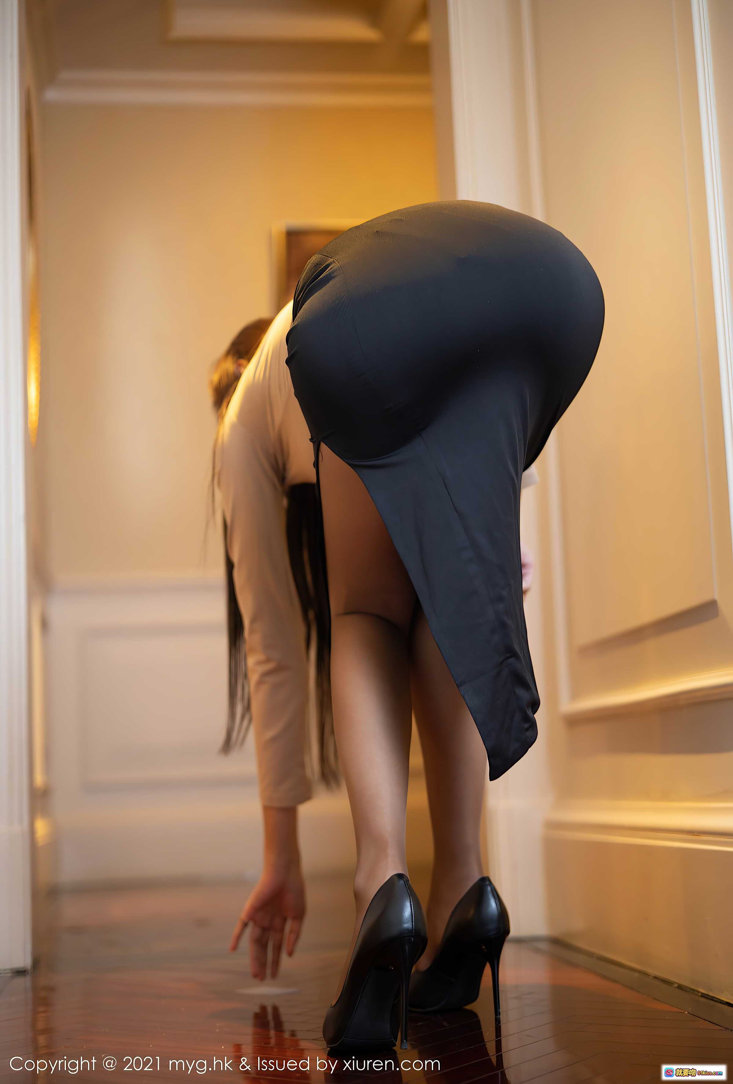 图片[2] - 王馨瑶yanni优雅性感写真｜高开叉黑裙+高跟鞋｜室内轻奢风美腿特写｜MyGirl美媛馆VOL.490 - 就要吻