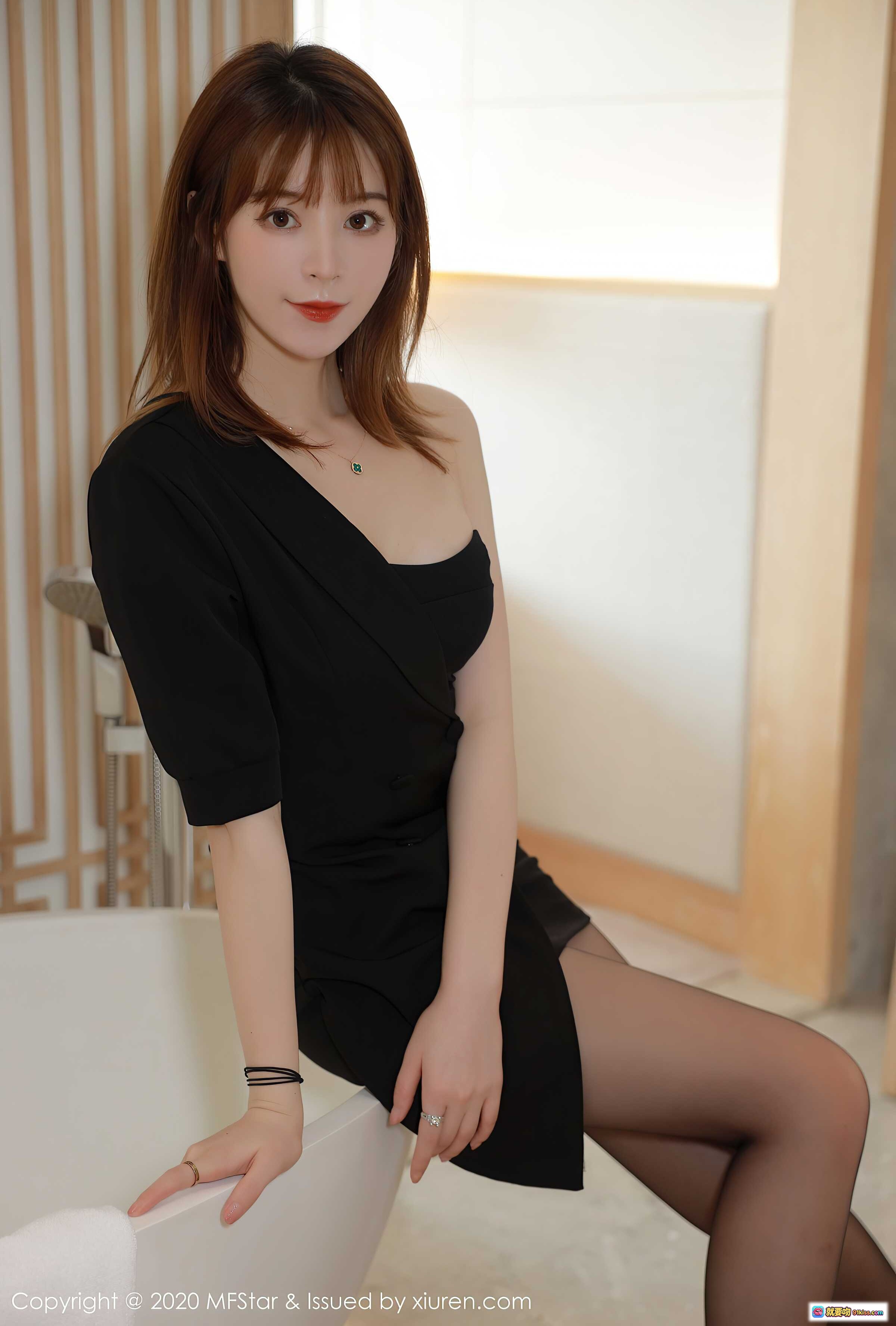 图片[10] - MFStar模范学院yoo优优2020.10.23 VOL.405 黑色斜肩连衣裙优雅写真 58P高清美图 - 就要吻