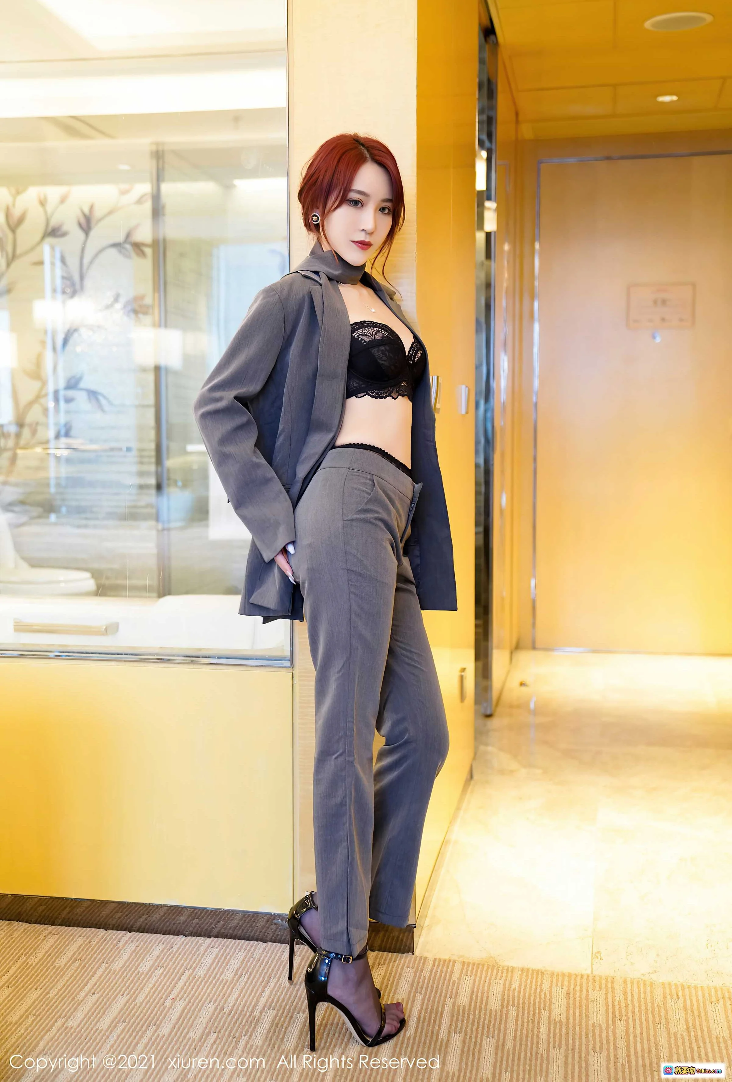 周慕汐baby灰色西装套装搭配黑色蕾丝内衣写真 | XIUREN秀人网2021.04.30 VOL.3368优雅性感高清图集 - 就要吻