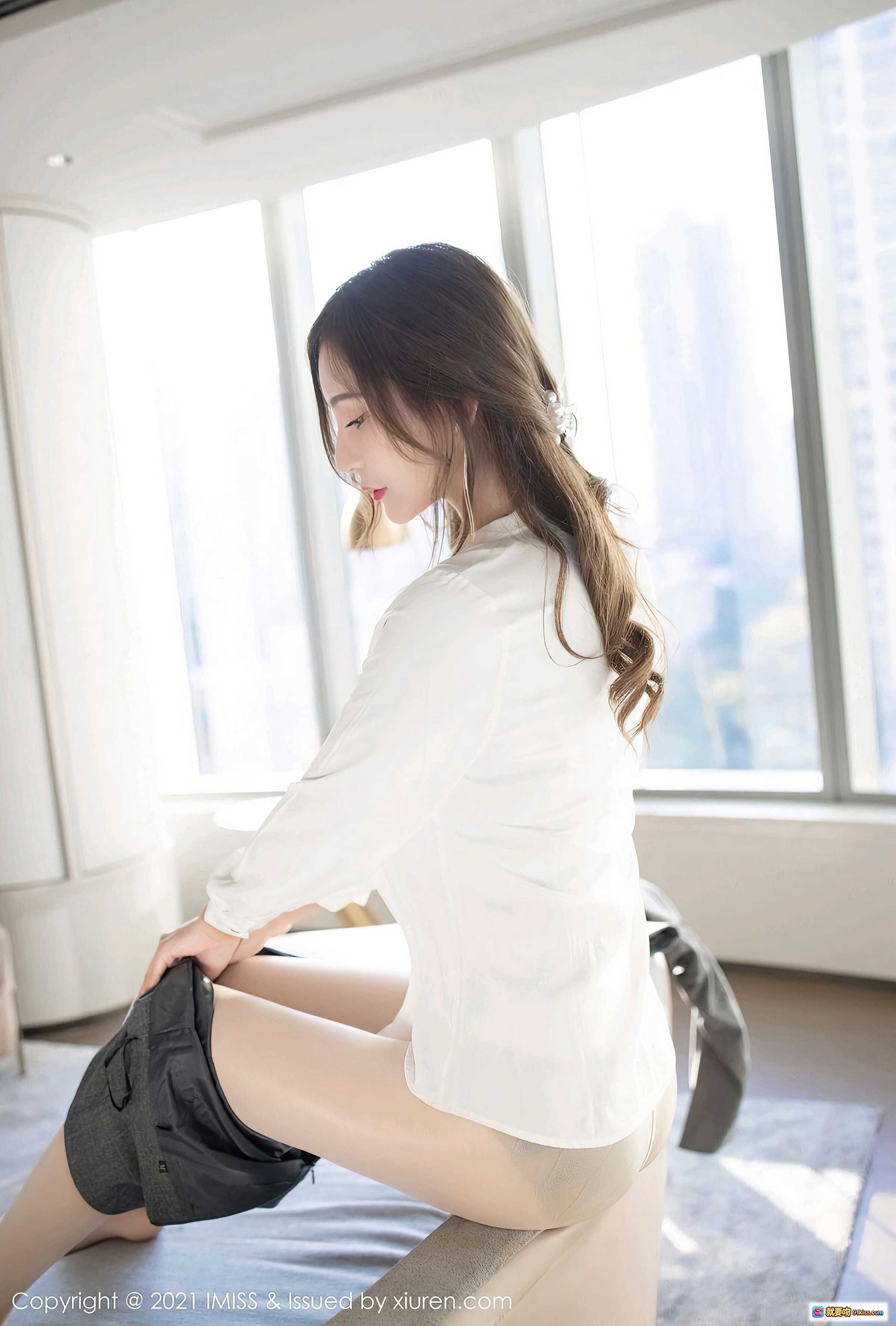 图片[9] - Lavinia肉肉职场OL风写真 | 灰色西装套装+白色蝴蝶结衬衫 | 优雅知性美女室内拍摄 | IMiss 2021 Vol.548高清图集 - 就要吻