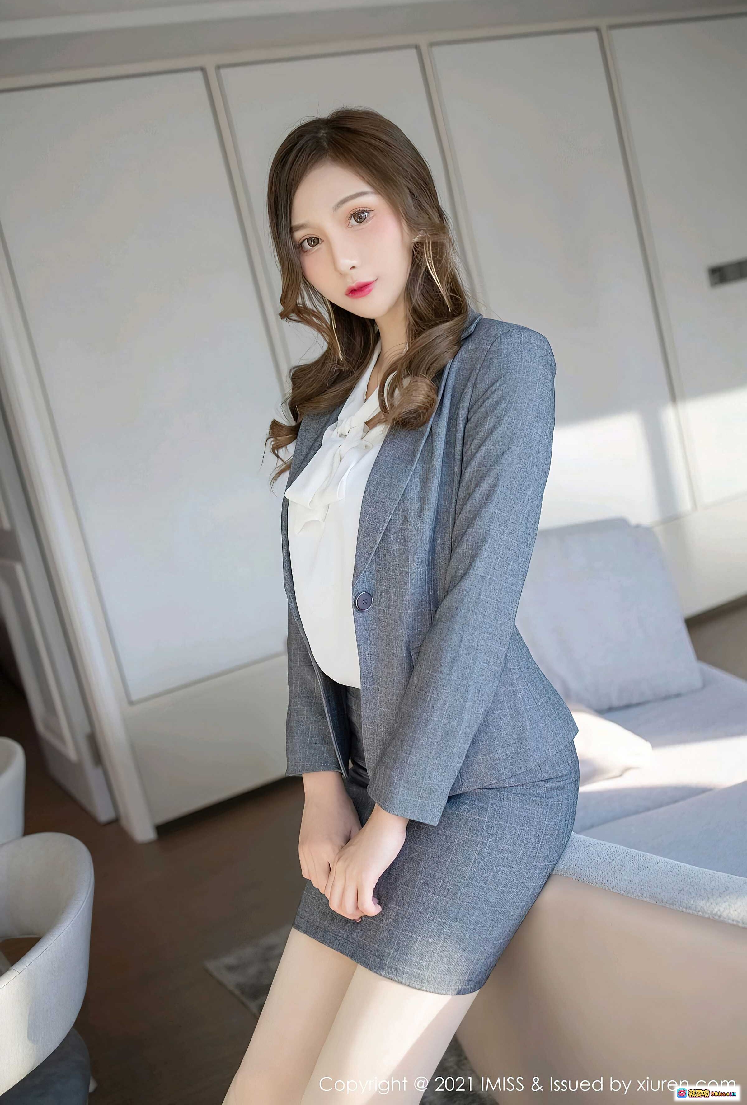 图片[7] - Lavinia肉肉职场OL风写真 | 灰色西装套装+白色蝴蝶结衬衫 | 优雅知性美女室内拍摄 | IMiss 2021 Vol.548高清图集 - 就要吻