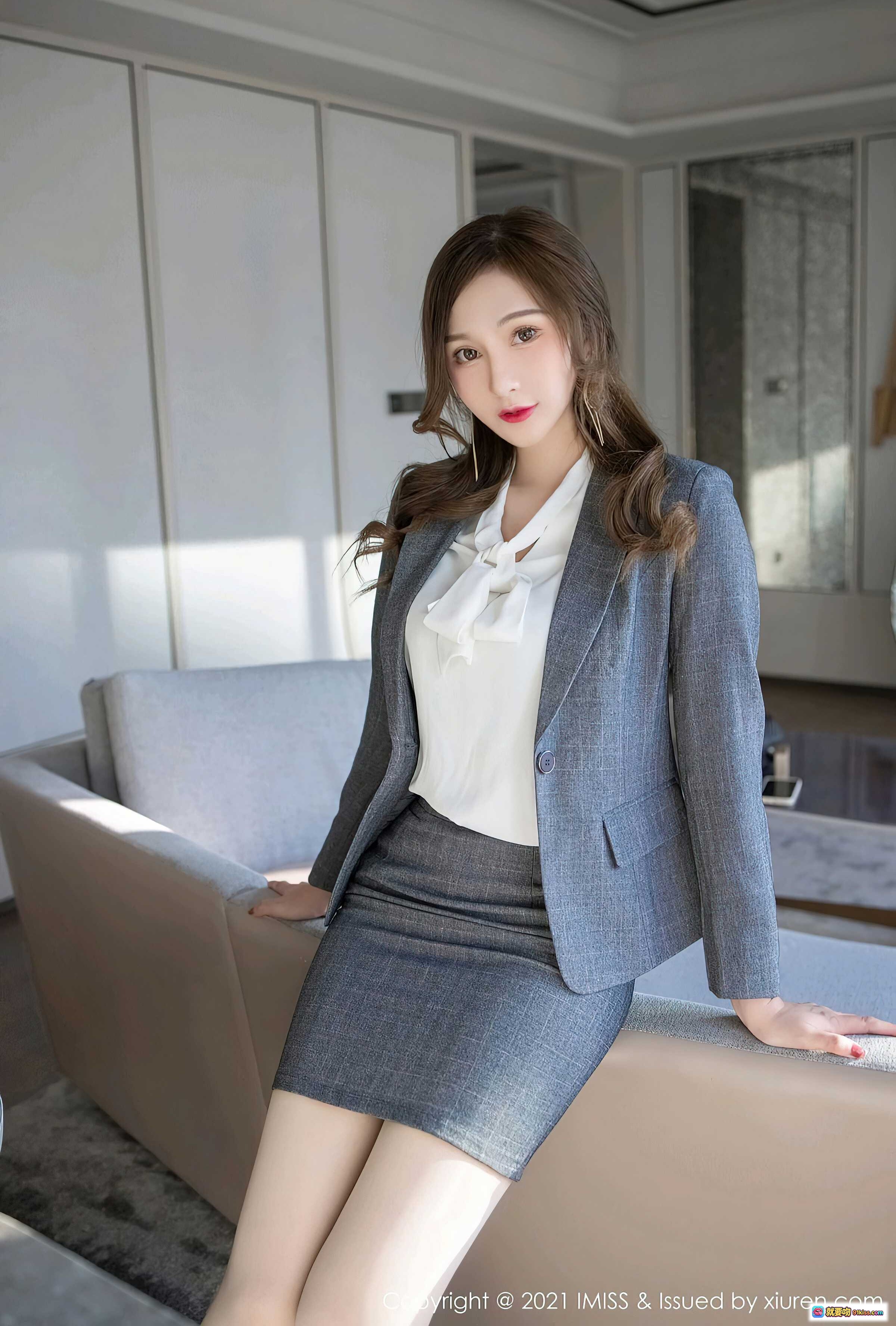 图片[1] - Lavinia肉肉职场OL风写真 | 灰色西装套装+白色蝴蝶结衬衫 | 优雅知性美女室内拍摄 | IMiss 2021 Vol.548高清图集 - 就要吻