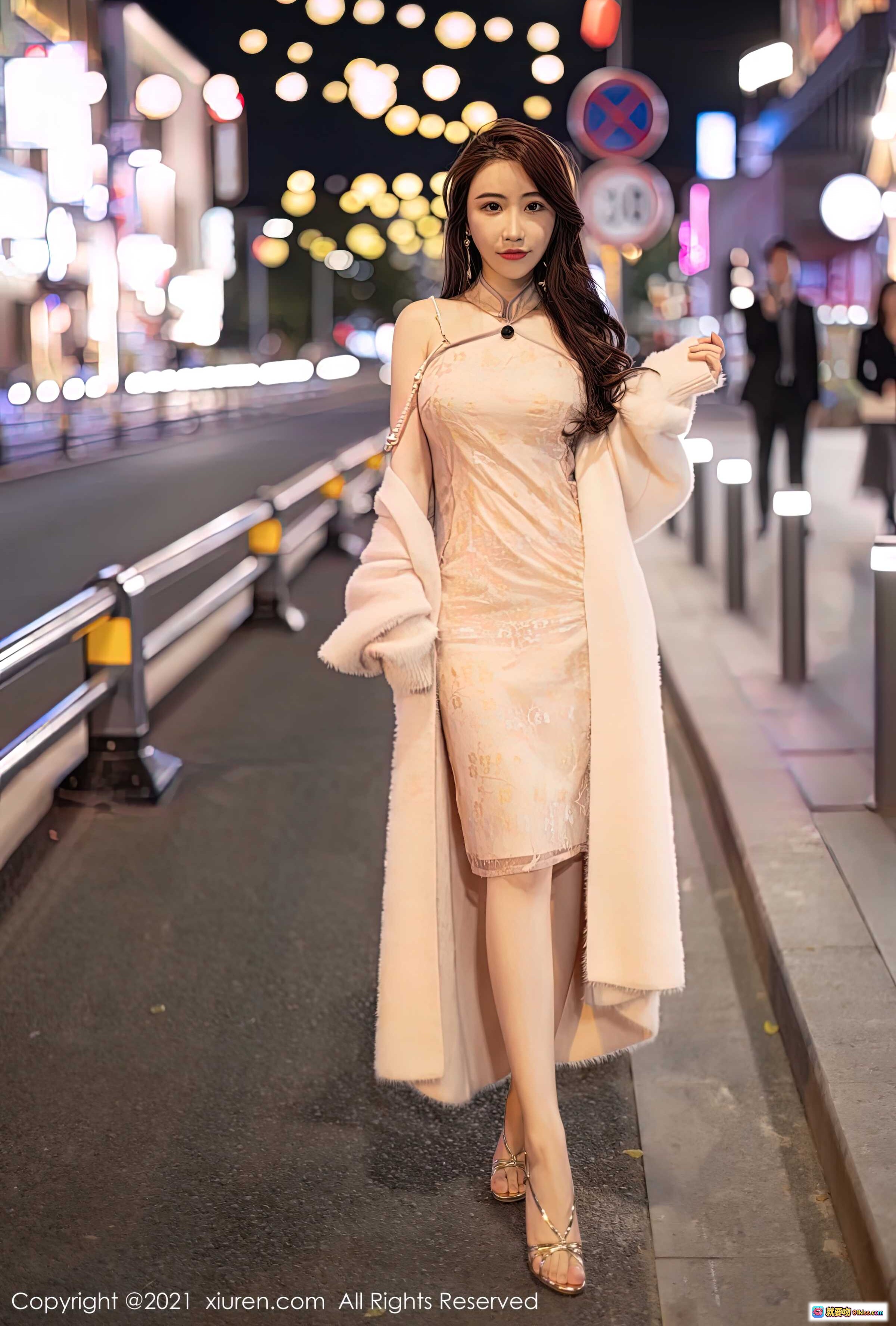 图片[8] - Cherry绯月樱夜街旗袍写真｜粉色蕾丝吊带裙+高跟美腿+城市霓虹背景｜XiuRen秀人网No.3497高清图集 - 就要吻