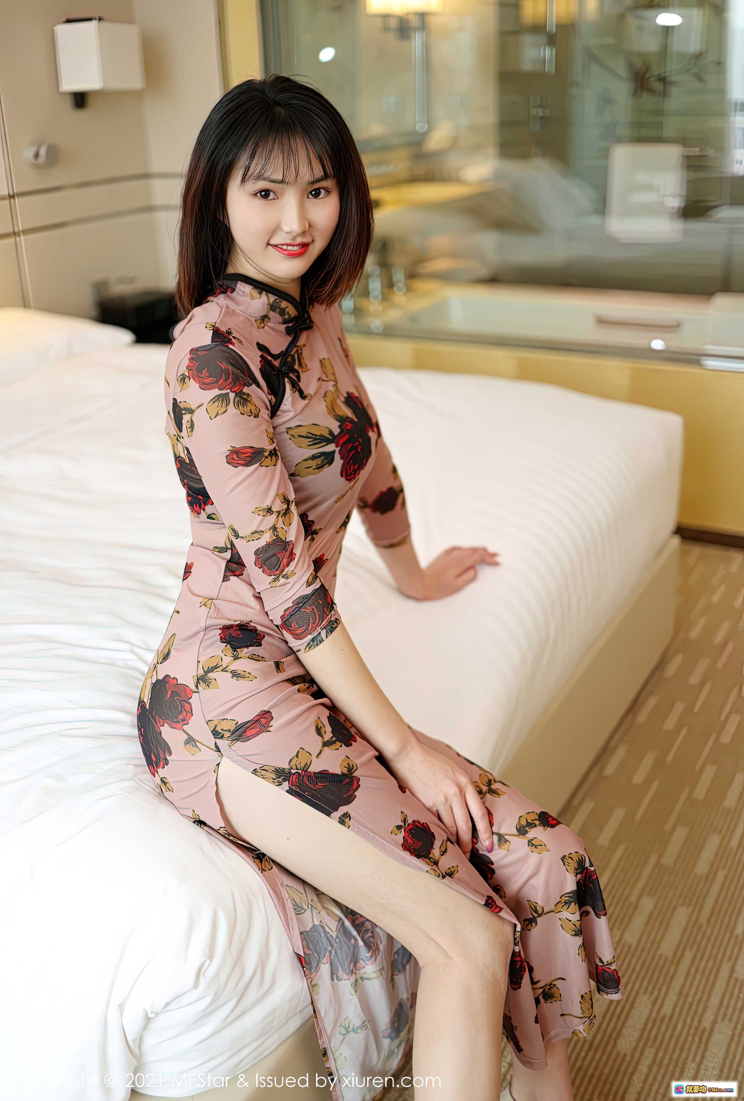 墨韩旗袍写真 | MFStar模范学院VOL.483 | 粉色花卉高开叉旗袍 | 酒店卧室私房美拍 | 2021年4月20日发布 - 就要吻