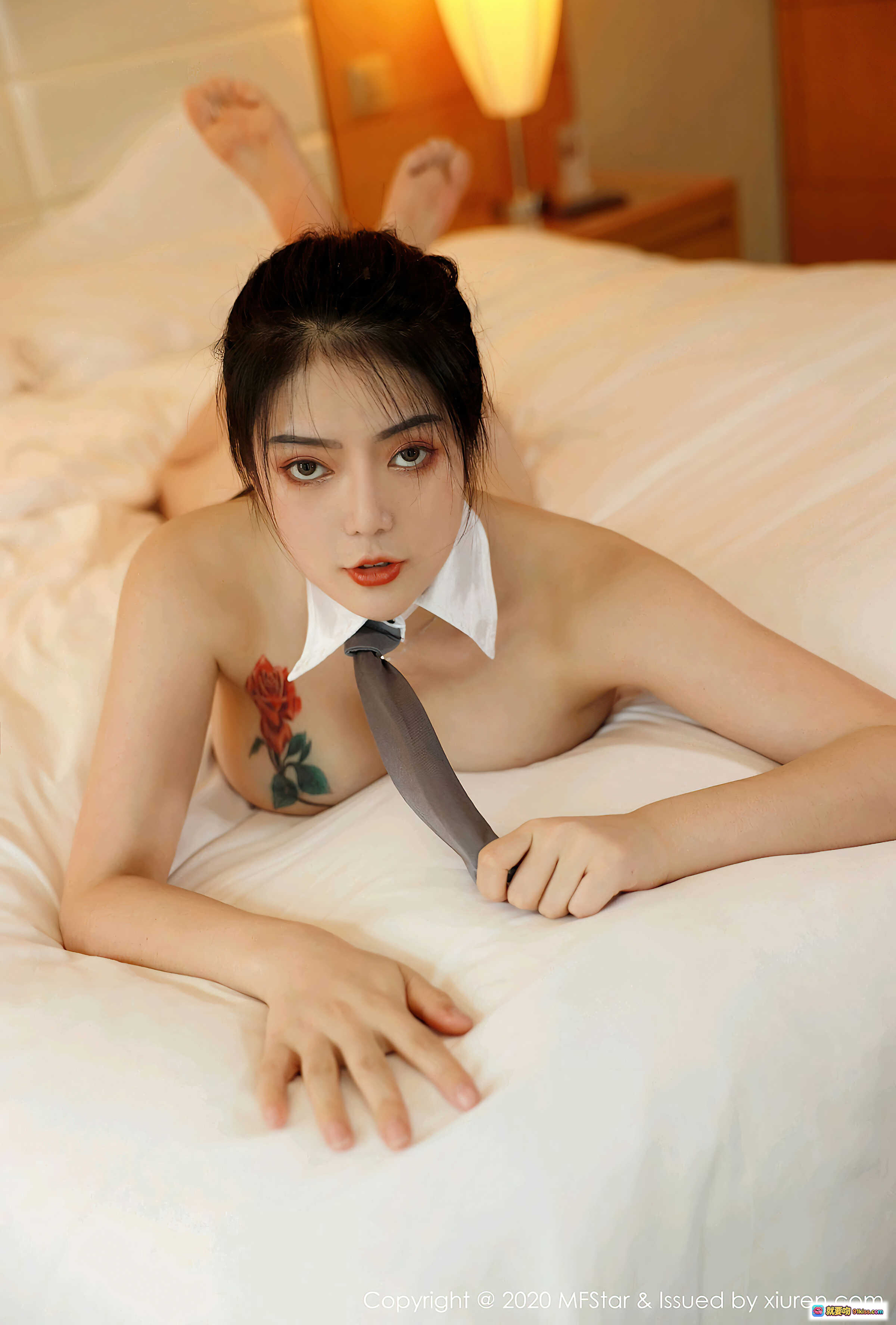 图片[2] - 南晓梦MFStar模范学院2020.08.26 Vol.376 灰色制服诱惑写真 41P高清美图 床上性感坐姿 白领风格 大胸深V 长发黑发 灯光温馨室内场景 - 就要吻