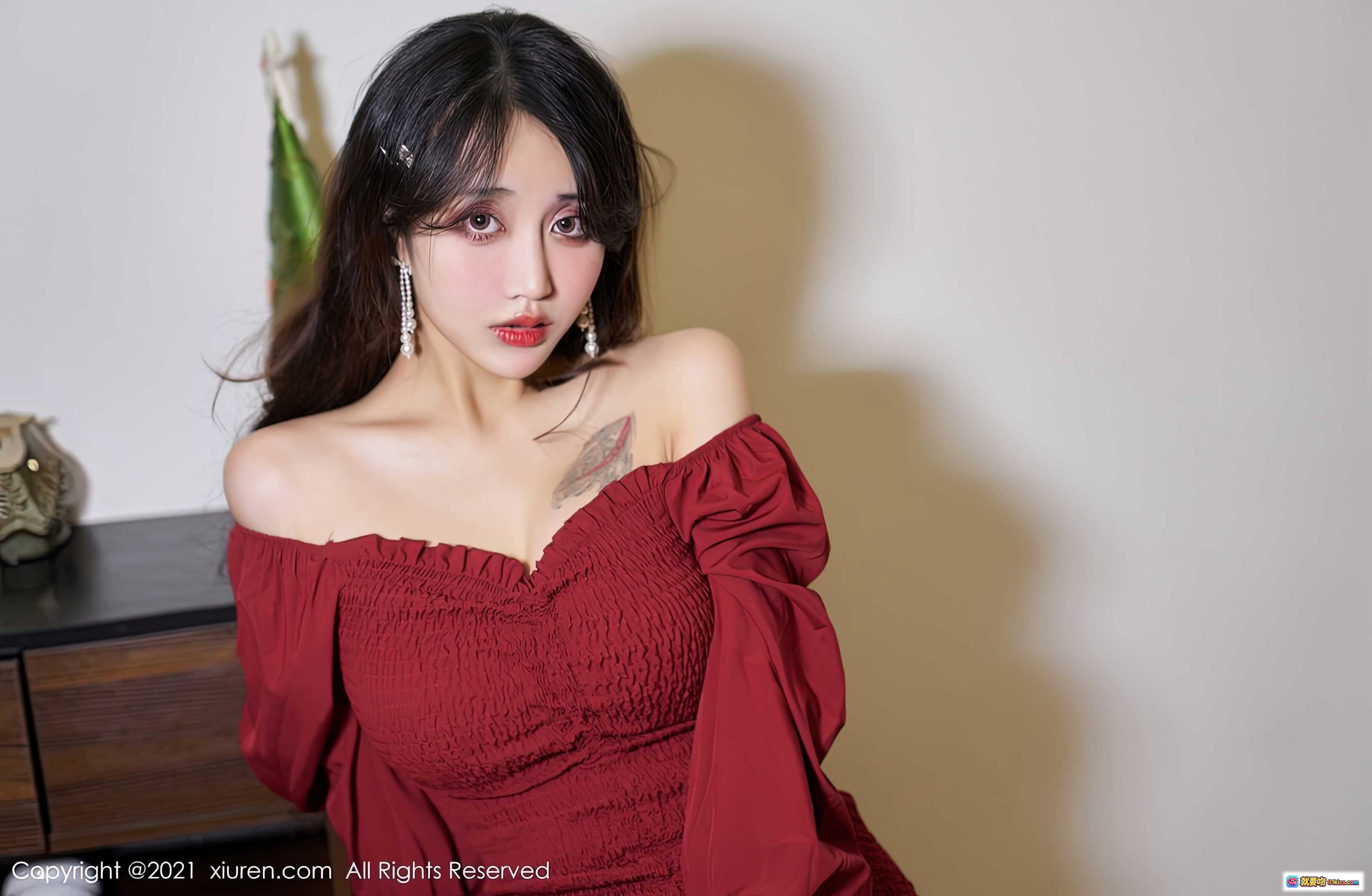 图片[4] - 林子欣Freya红裙黑丝美腿写真 | XiuRen秀人网2021.05.28 No.3476 | 肩部纹身精致妆容性感迷人 - 就要吻