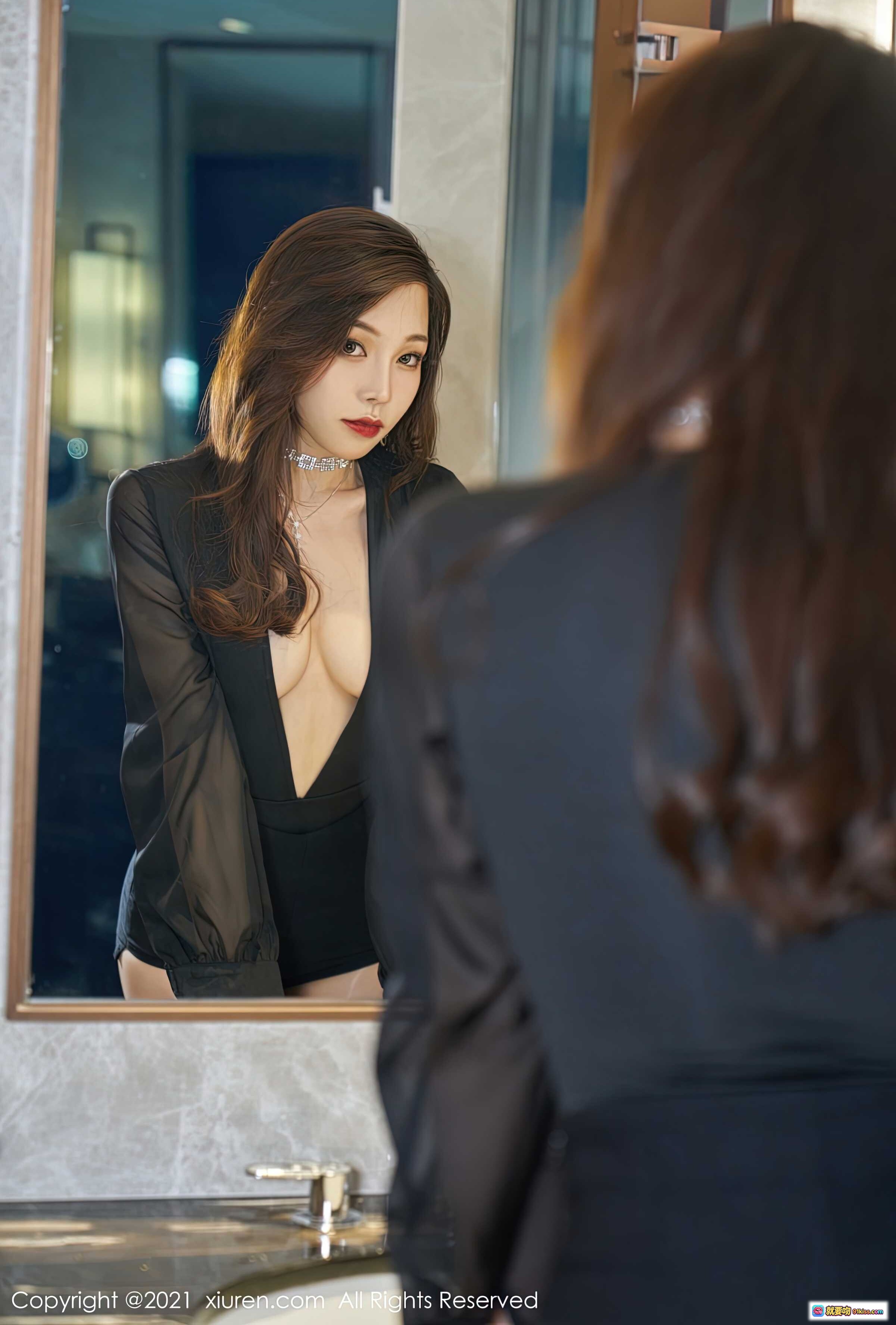 图片[9] - 芝芝Booty黑裙深V性感写真｜镜前撩发魅惑姿态｜XiuRen秀人网2021.06.09 No.3524 - 就要吻