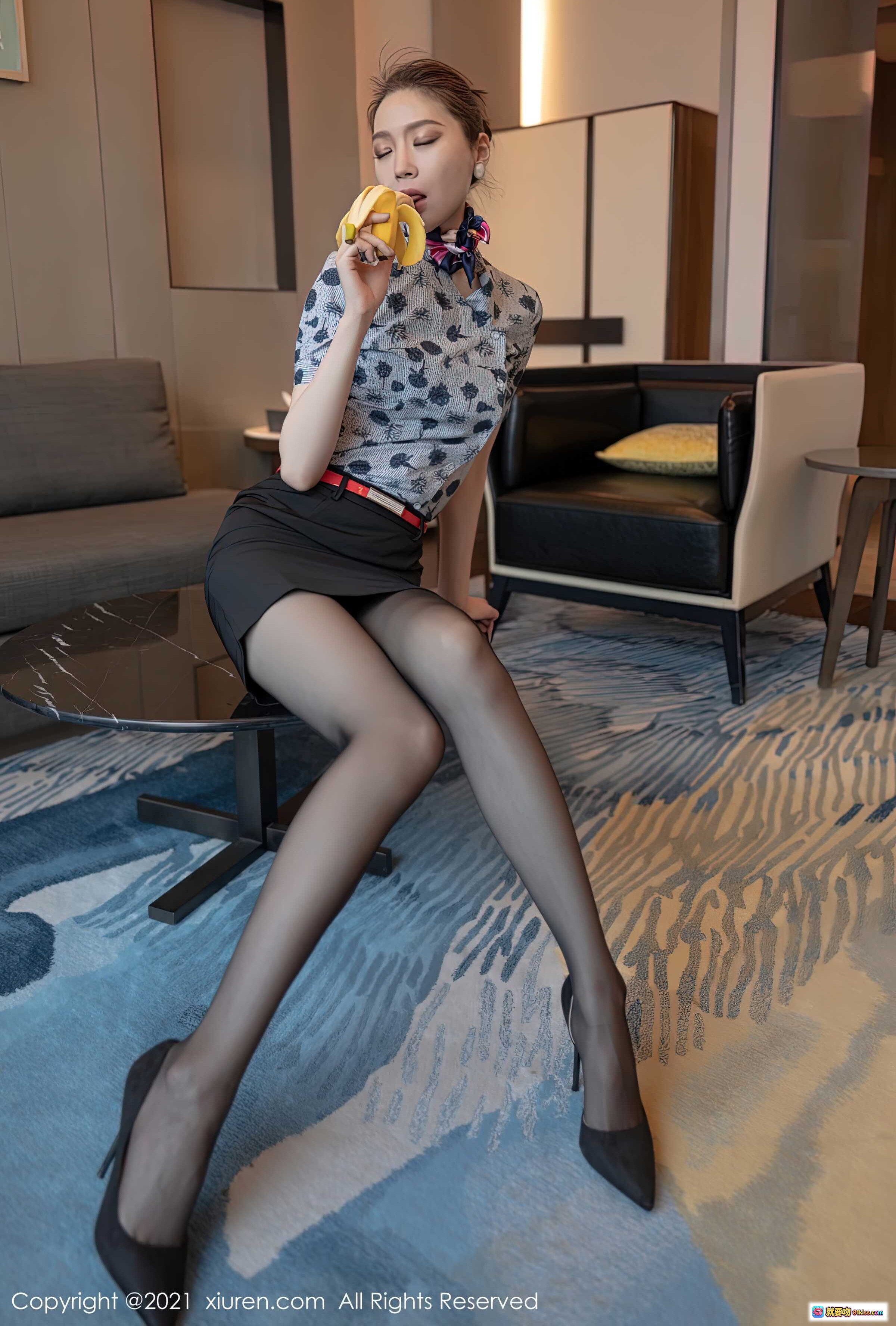 图片[9] - 梦心月优雅坐姿吃香蕉 穿黑丝短裙配红腰带 室内现代风写真 XiuRen秀人网2021.06.17 No.3553 - 就要吻