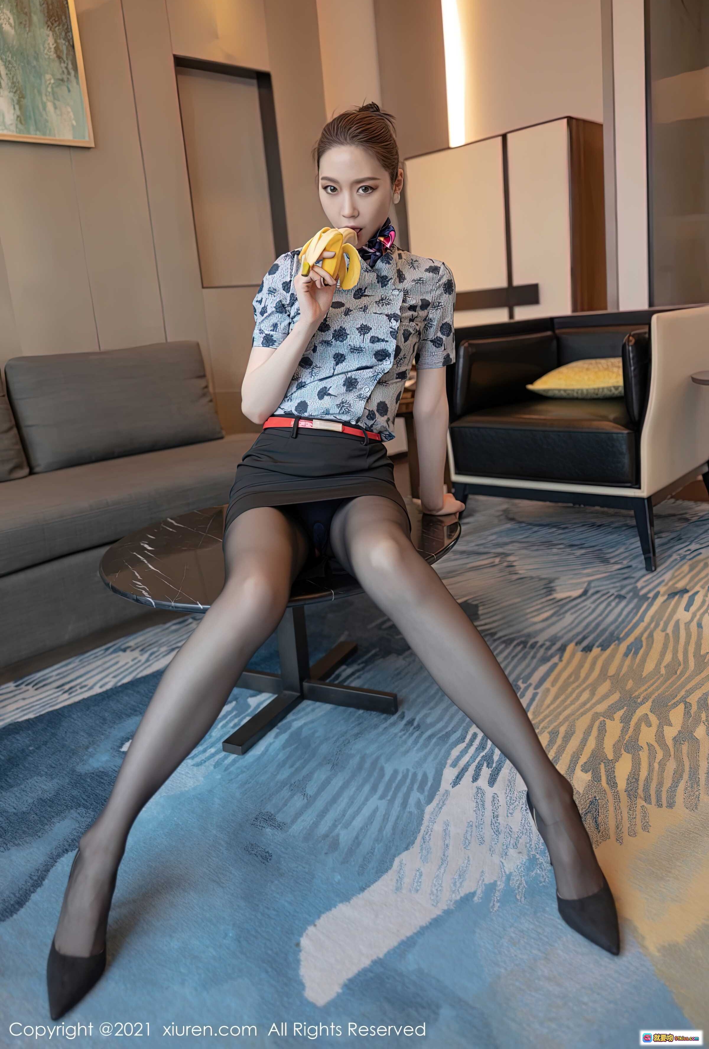 图片[1] - 梦心月优雅坐姿吃香蕉 穿黑丝短裙配红腰带 室内现代风写真 XiuRen秀人网2021.06.17 No.3553 - 就要吻