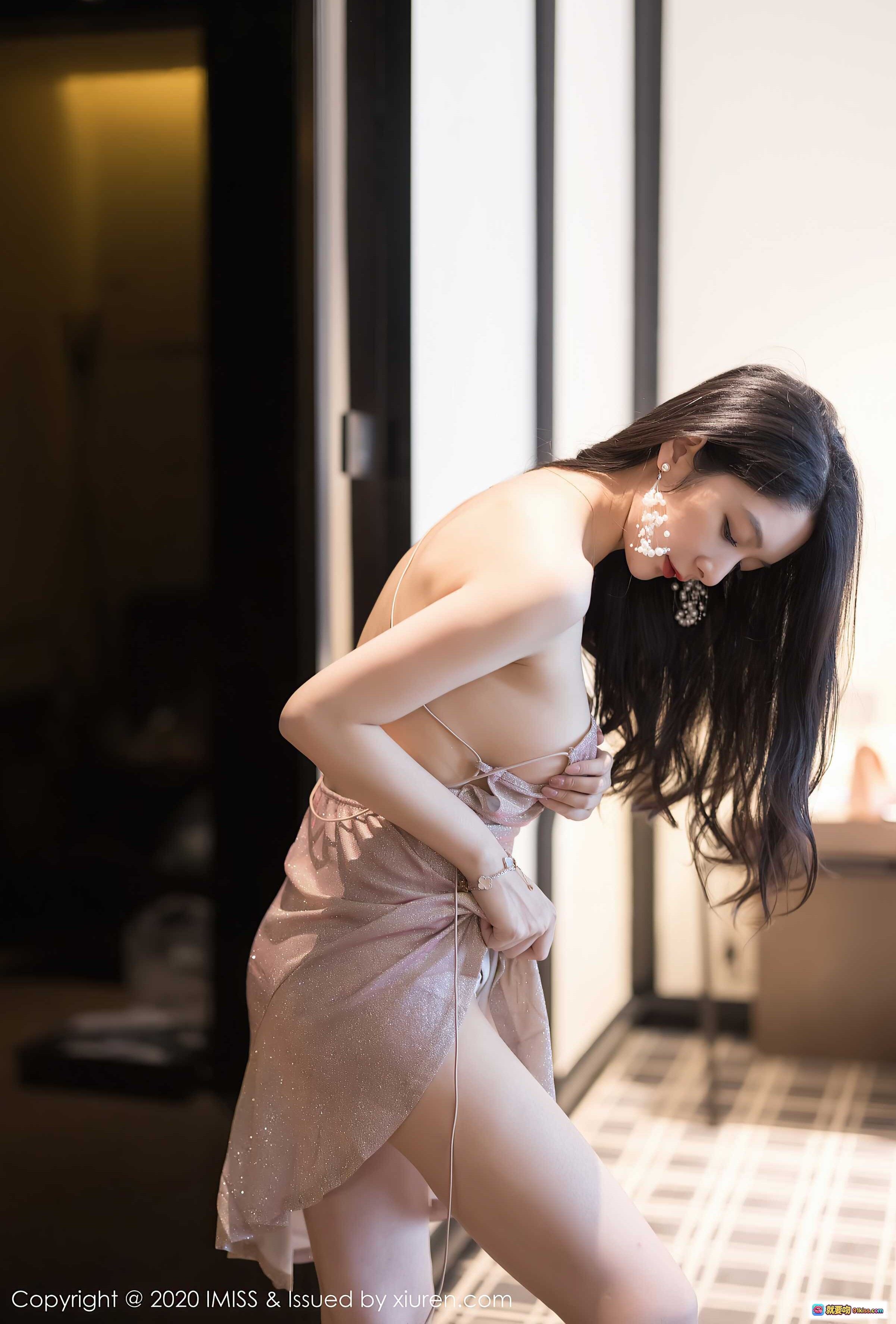 图片[3] - Angela小热巴性感吊带裙+字母丝袜写真 | IMiss2020高清美图 | 优雅姿态+高跟鞋搭配 - 就要吻