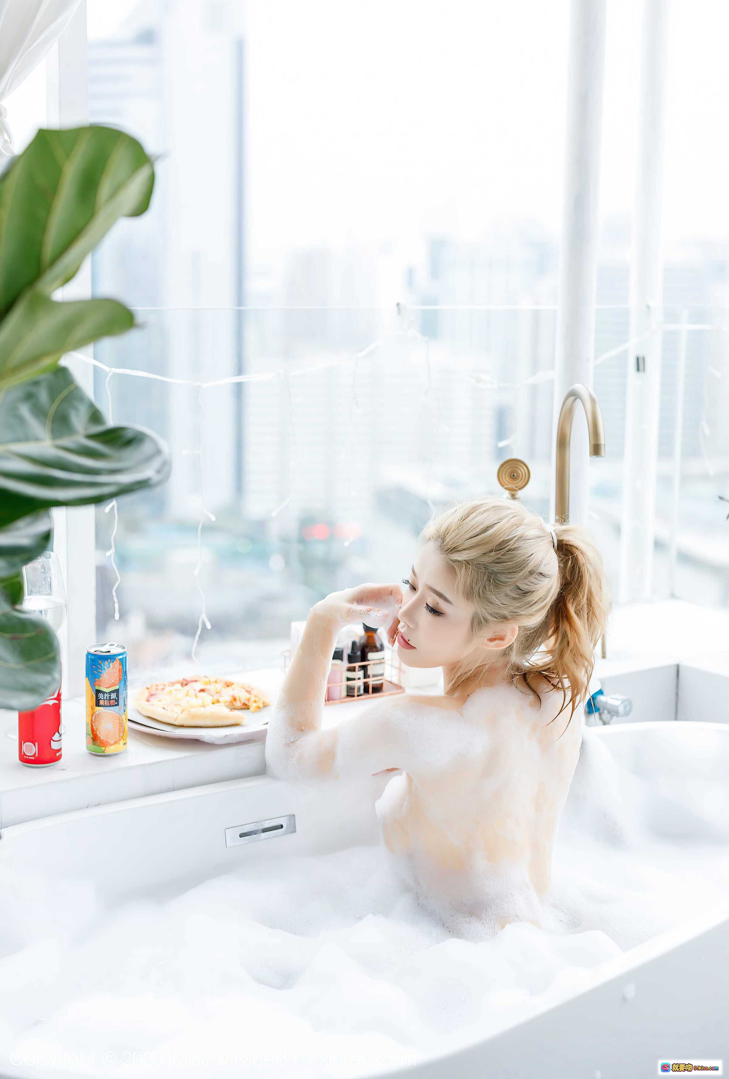 图片[5] - IMiss Vol.490 Luvian泡澡写真｜白皙美肌·金色水龙头·浴缸泡泡·室内绿植·披萨小食·高马尾造型·温柔氛围感摄影 - 就要吻