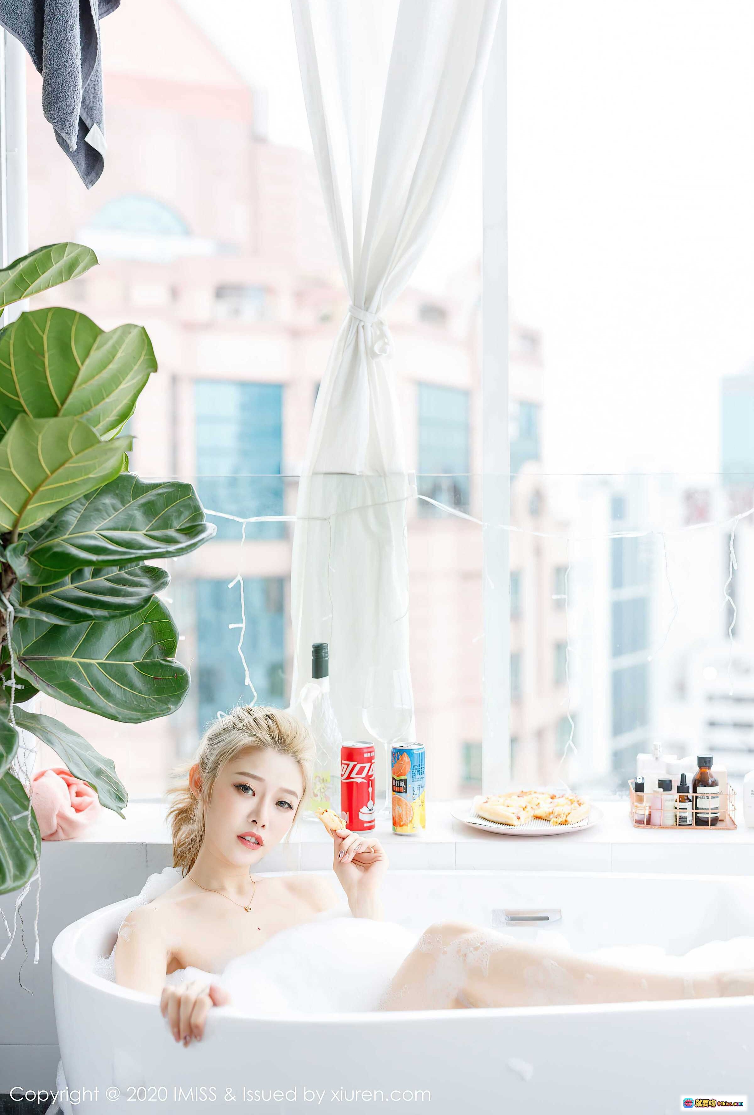 图片[3] - IMiss Vol.490 Luvian泡澡写真｜白皙美肌·金色水龙头·浴缸泡泡·室内绿植·披萨小食·高马尾造型·温柔氛围感摄影 - 就要吻