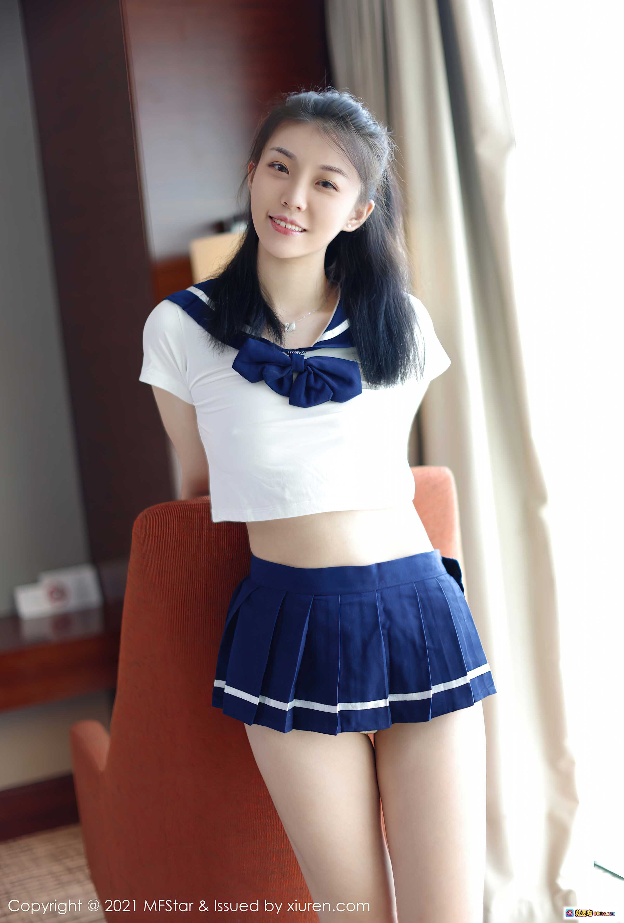 图片[10] - MFStar模范学院2021.08.16 Vol.526 一颗甜蛋黄｜清纯少女水手服写真｜白上衣蓝短裙｜室内橙色沙发摆拍｜甜美笑容黑长直发｜高清摄影50+张 - 就要吻