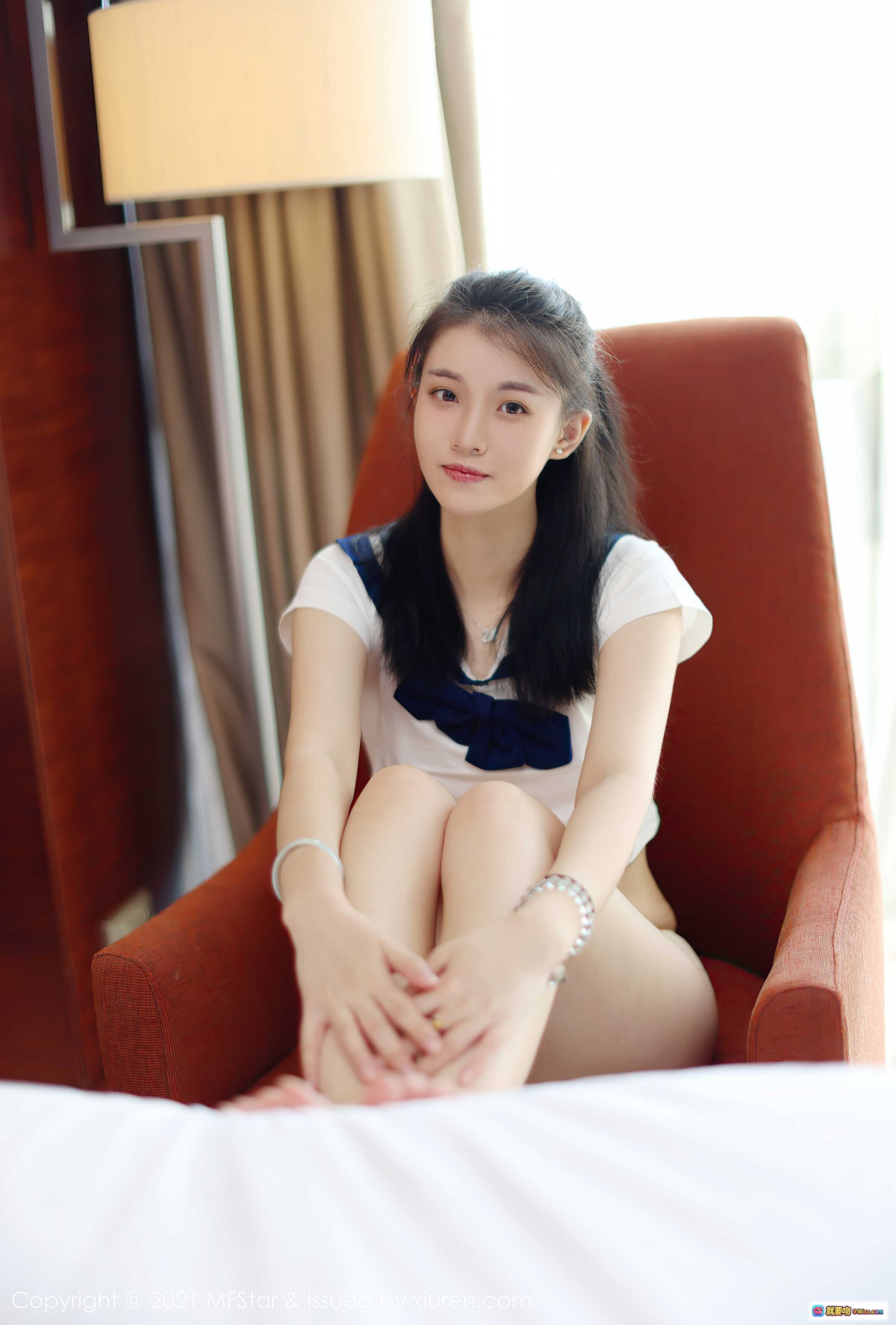 图片[2] - MFStar模范学院2021.08.16 Vol.526 一颗甜蛋黄｜清纯少女水手服写真｜白上衣蓝短裙｜室内橙色沙发摆拍｜甜美笑容黑长直发｜高清摄影50+张 - 就要吻