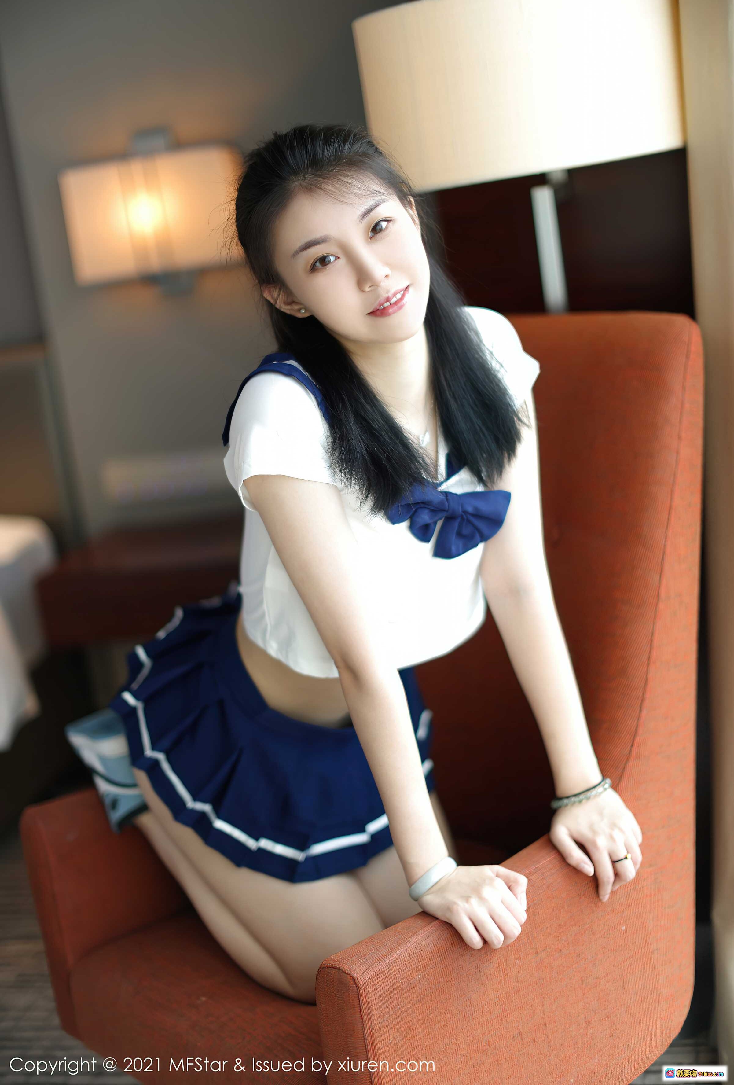 图片[8] - MFStar模范学院2021.08.16 Vol.526 一颗甜蛋黄｜清纯少女水手服写真｜白上衣蓝短裙｜室内橙色沙发摆拍｜甜美笑容黑长直发｜高清摄影50+张 - 就要吻