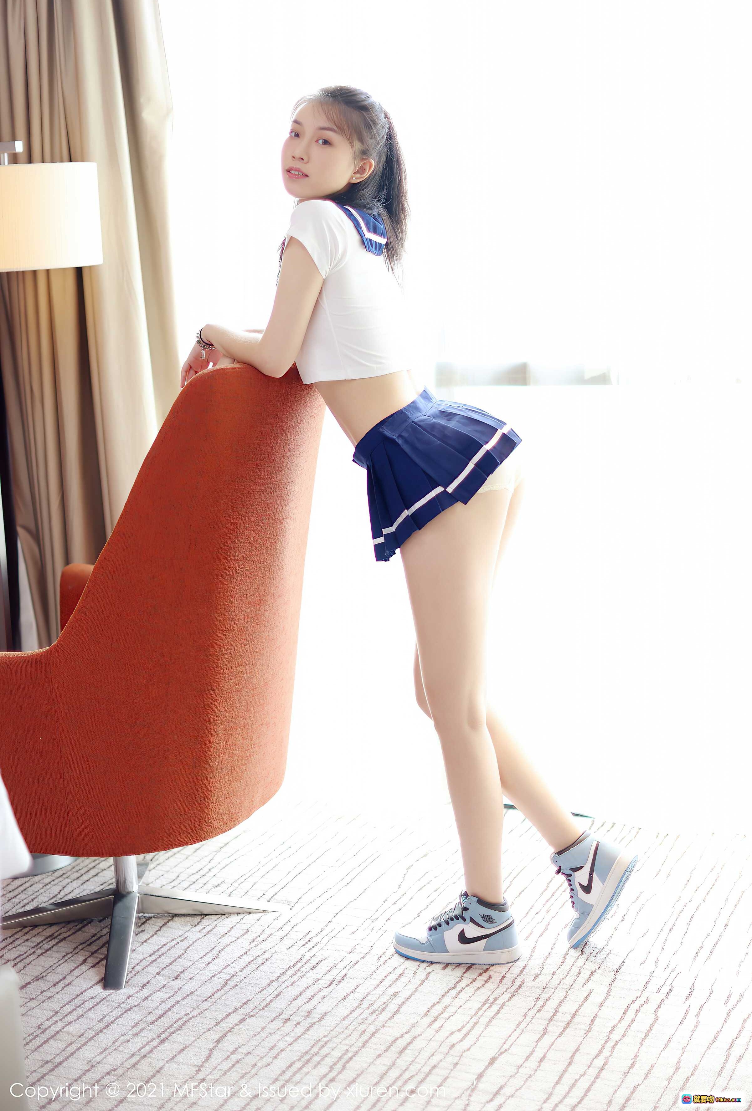 图片[6] - MFStar模范学院2021.08.16 Vol.526 一颗甜蛋黄｜清纯少女水手服写真｜白上衣蓝短裙｜室内橙色沙发摆拍｜甜美笑容黑长直发｜高清摄影50+张 - 就要吻