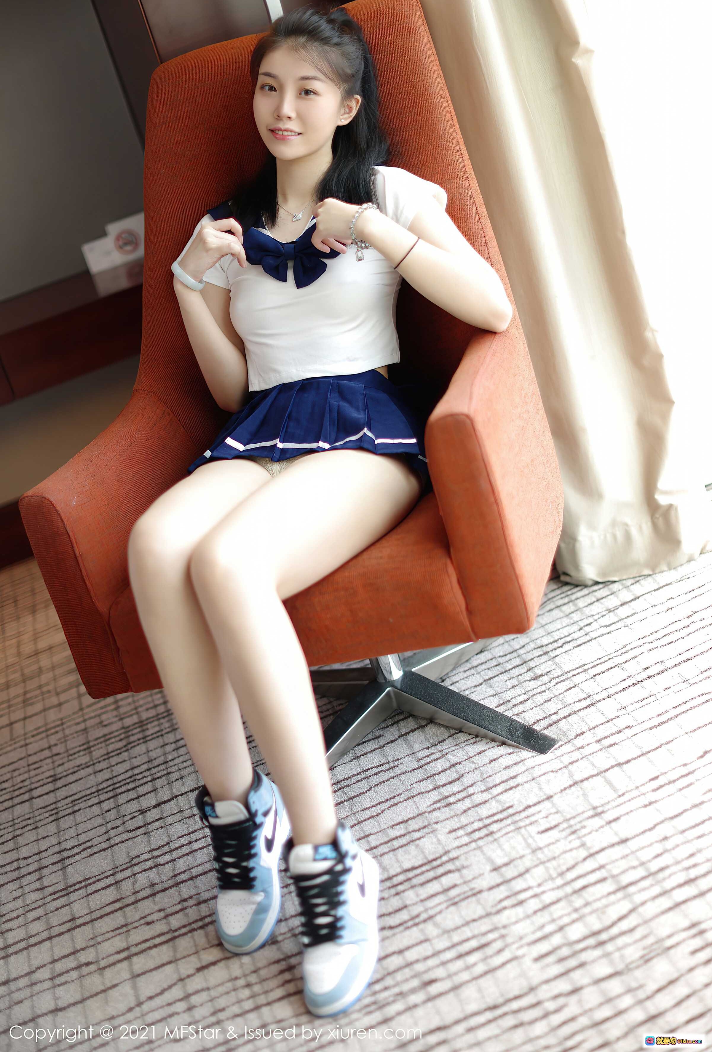 图片[7] - MFStar模范学院2021.08.16 Vol.526 一颗甜蛋黄｜清纯少女水手服写真｜白上衣蓝短裙｜室内橙色沙发摆拍｜甜美笑容黑长直发｜高清摄影50+张 - 就要吻