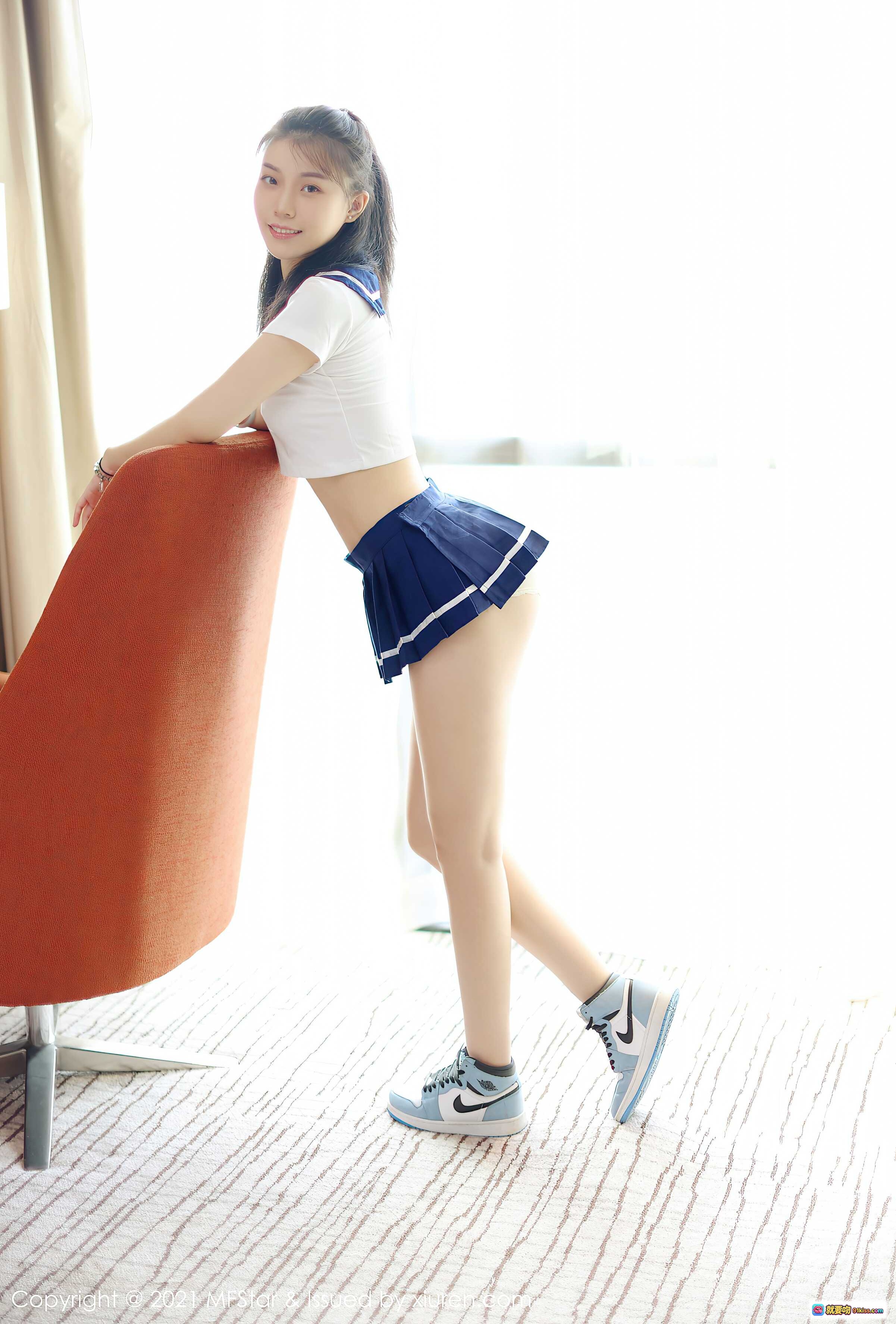 图片[9] - MFStar模范学院2021.08.16 Vol.526 一颗甜蛋黄｜清纯少女水手服写真｜白上衣蓝短裙｜室内橙色沙发摆拍｜甜美笑容黑长直发｜高清摄影50+张 - 就要吻