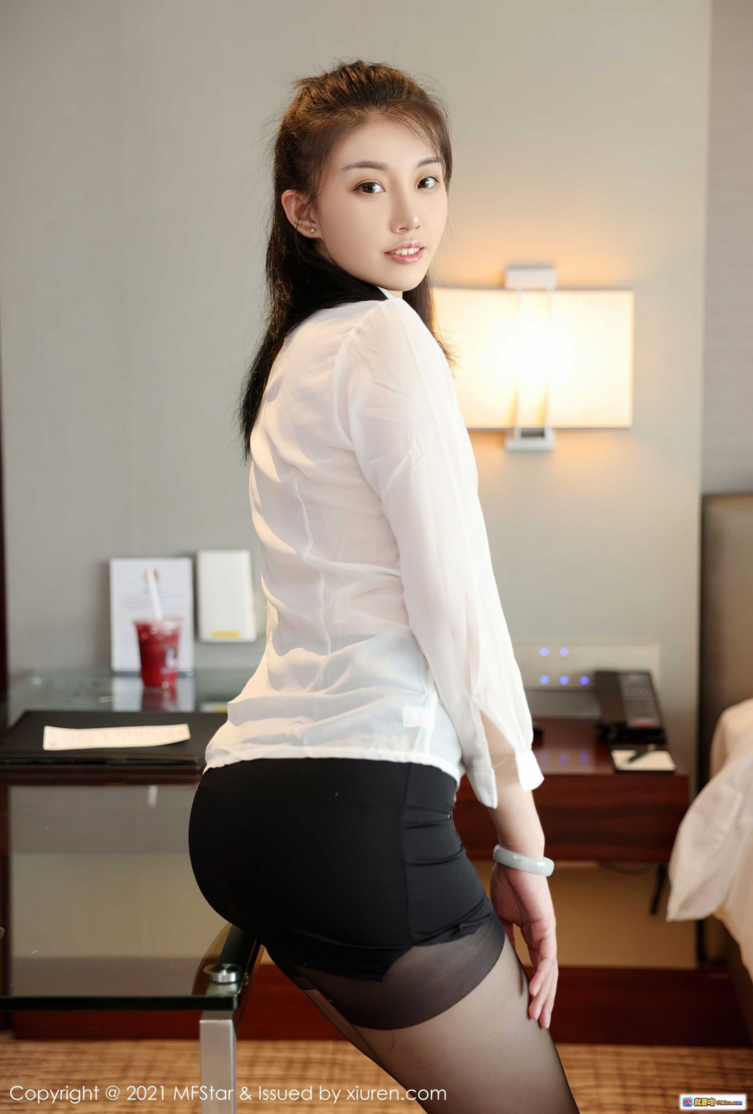 图片[8] - MFStar模范学院2021.08.09 Vol.523 一颗甜蛋黄a 白衬衫黑短裙黑丝美腿高跟职场风写真45P - 就要吻