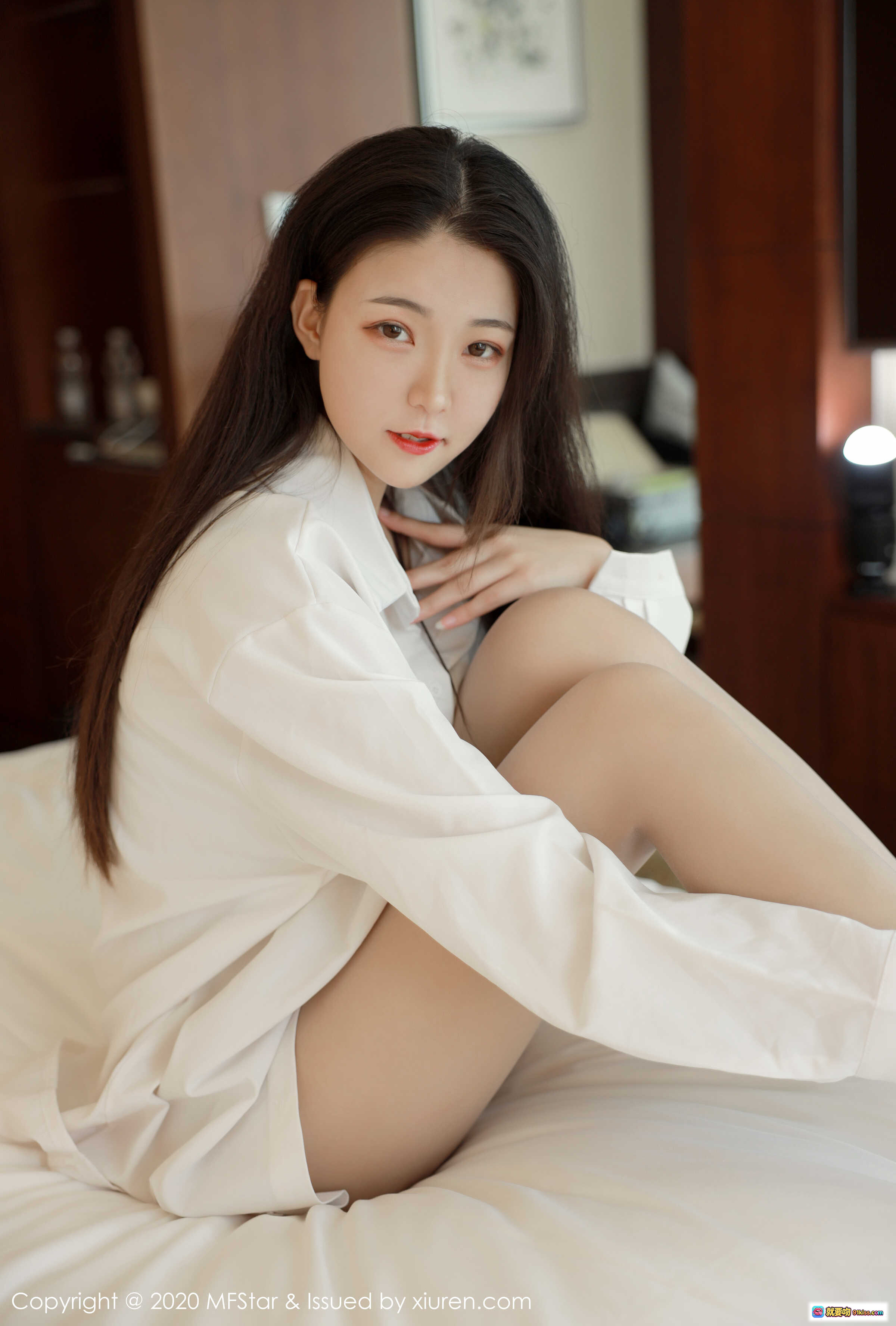 图片[4] - MFStar模范学院Laura张小妮2020.05.04 VOL.321 白衬衫美腿写真 优雅坐姿卧室私房照 - 就要吻