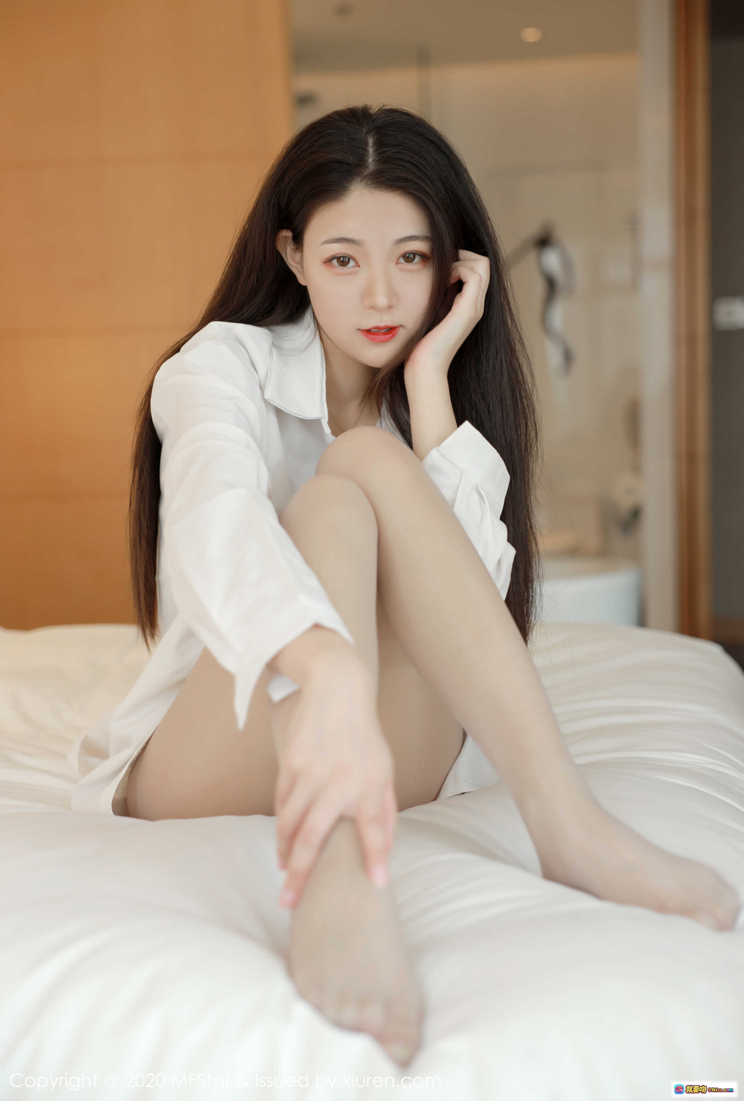 图片[5] - MFStar模范学院Laura张小妮2020.05.04 VOL.321 白衬衫美腿写真 优雅坐姿卧室私房照 - 就要吻