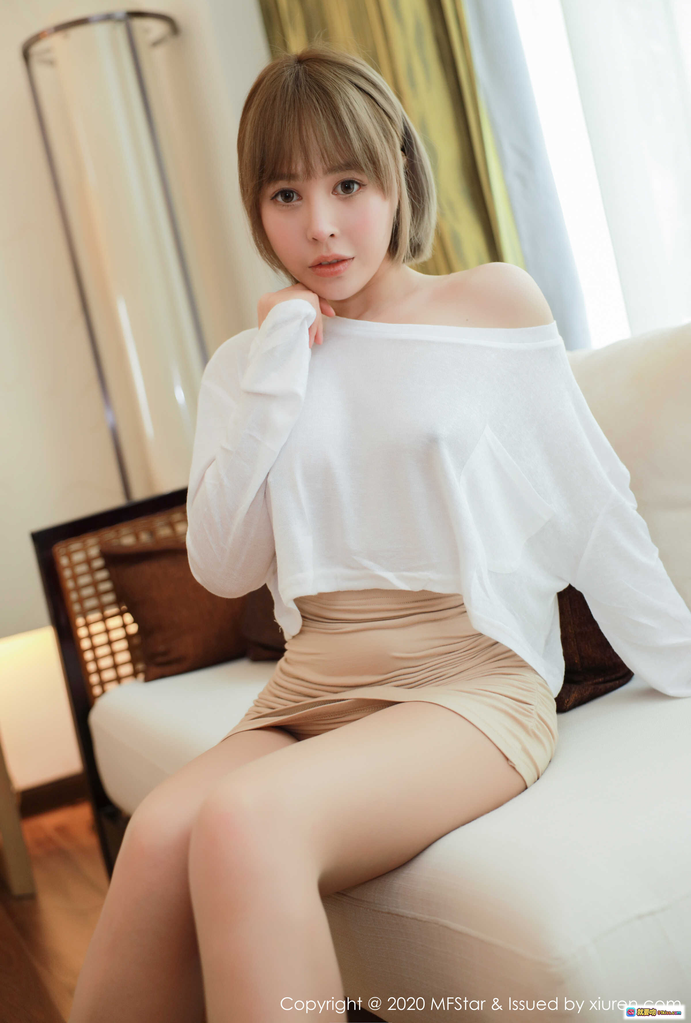 图片[6] - MFStar模范学院2020.05.14 VOL.329 夏天Sienna 白色露肩上衣 米色短裙 裸足坐姿 室内温馨卧室写真 - 就要吻