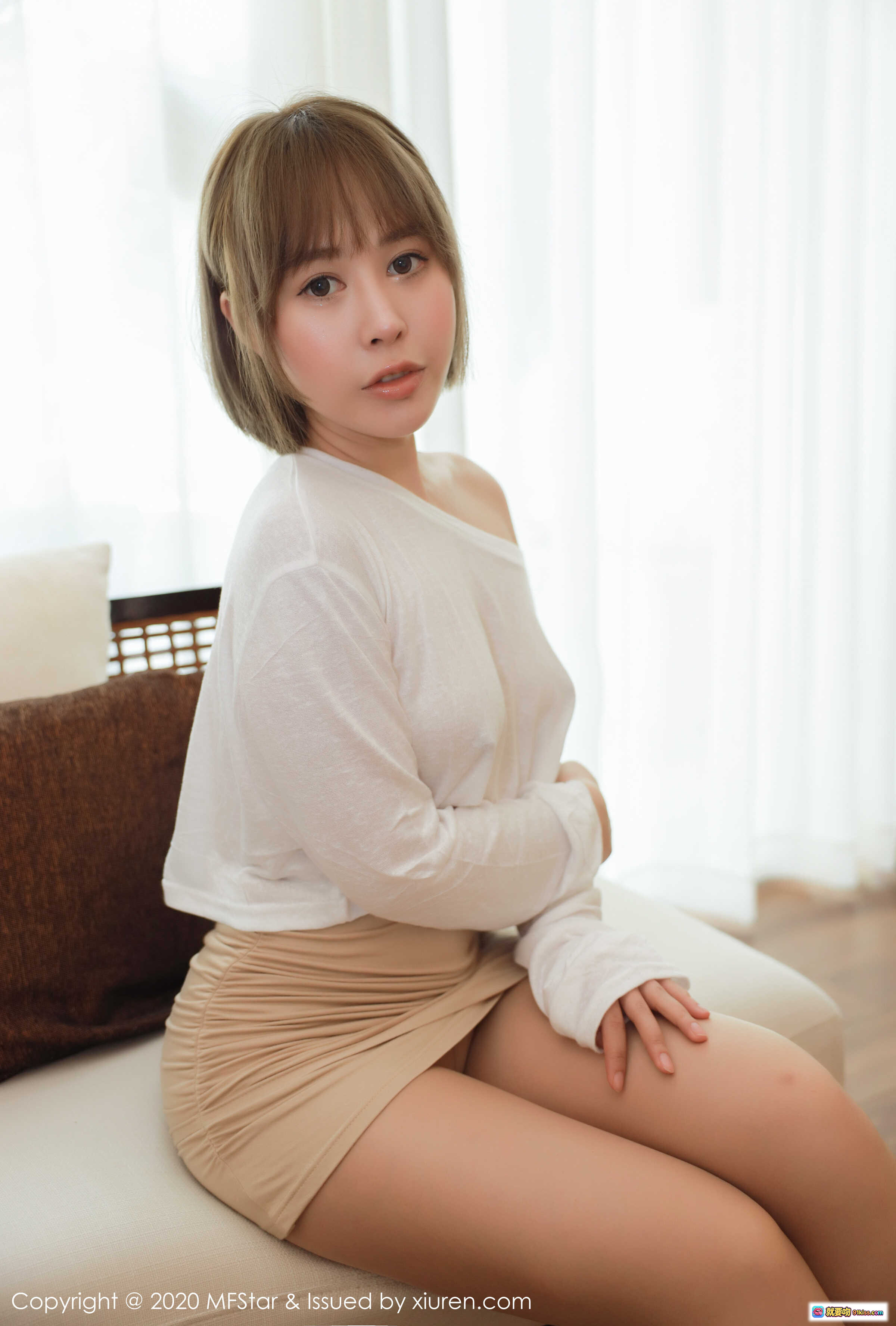 图片[3] - MFStar模范学院2020.05.14 VOL.329 夏天Sienna 白色露肩上衣 米色短裙 裸足坐姿 室内温馨卧室写真 - 就要吻