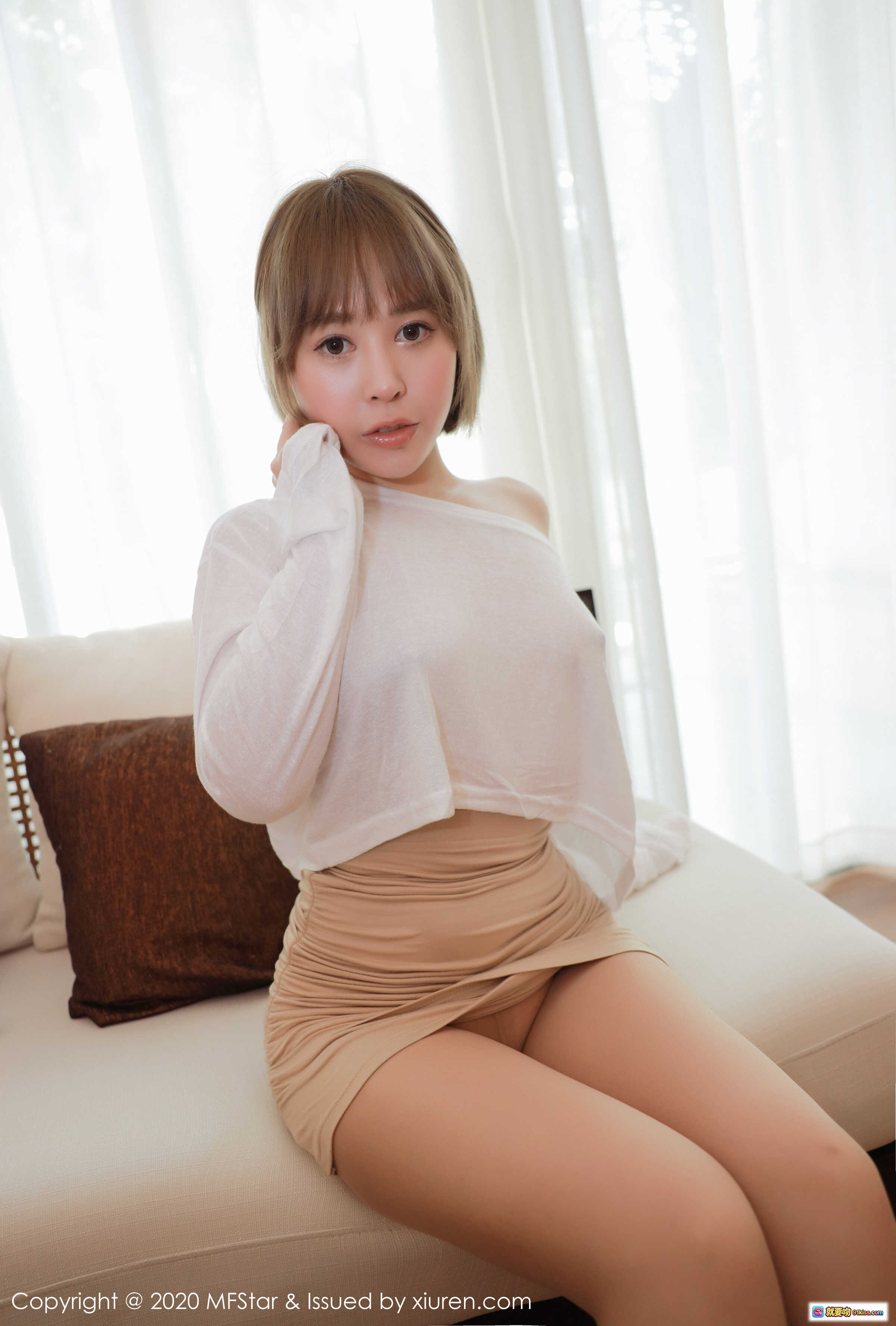 图片[5] - MFStar模范学院2020.05.14 VOL.329 夏天Sienna 白色露肩上衣 米色短裙 裸足坐姿 室内温馨卧室写真 - 就要吻