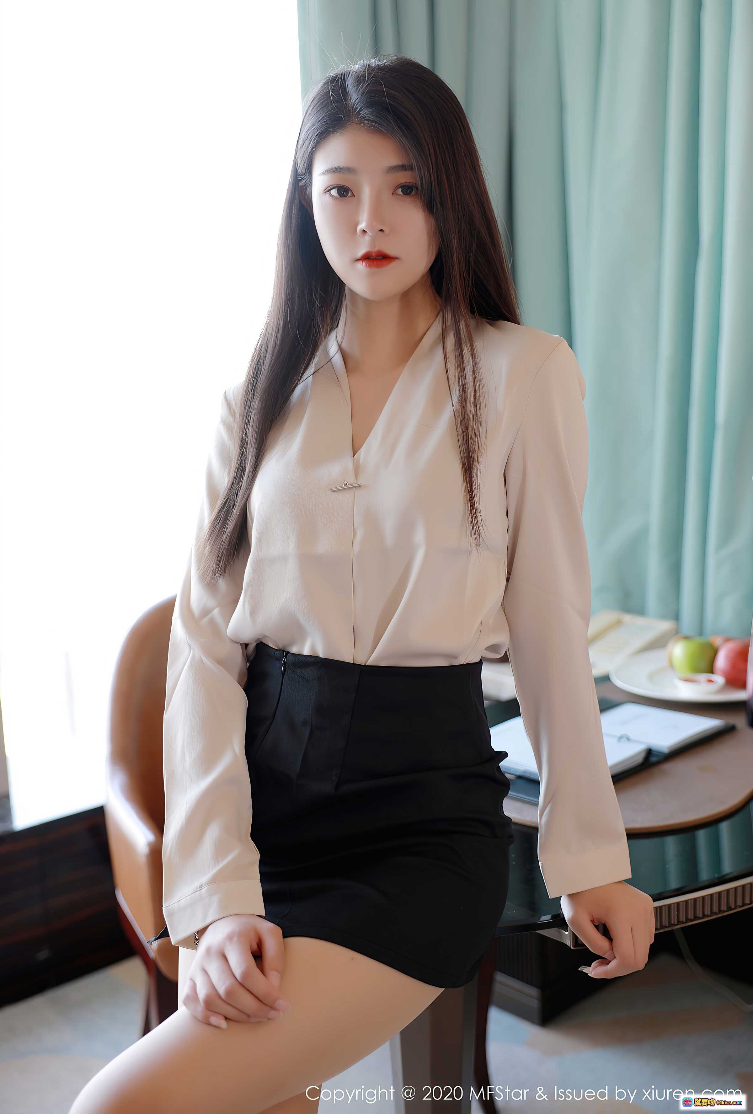 MFStar模范学院Laura苏雨彤2020.11.30 VOL.418 白衬衫黑短裙职场风写真 优雅长发红唇气质美女室内高清摄影 - 就要吻