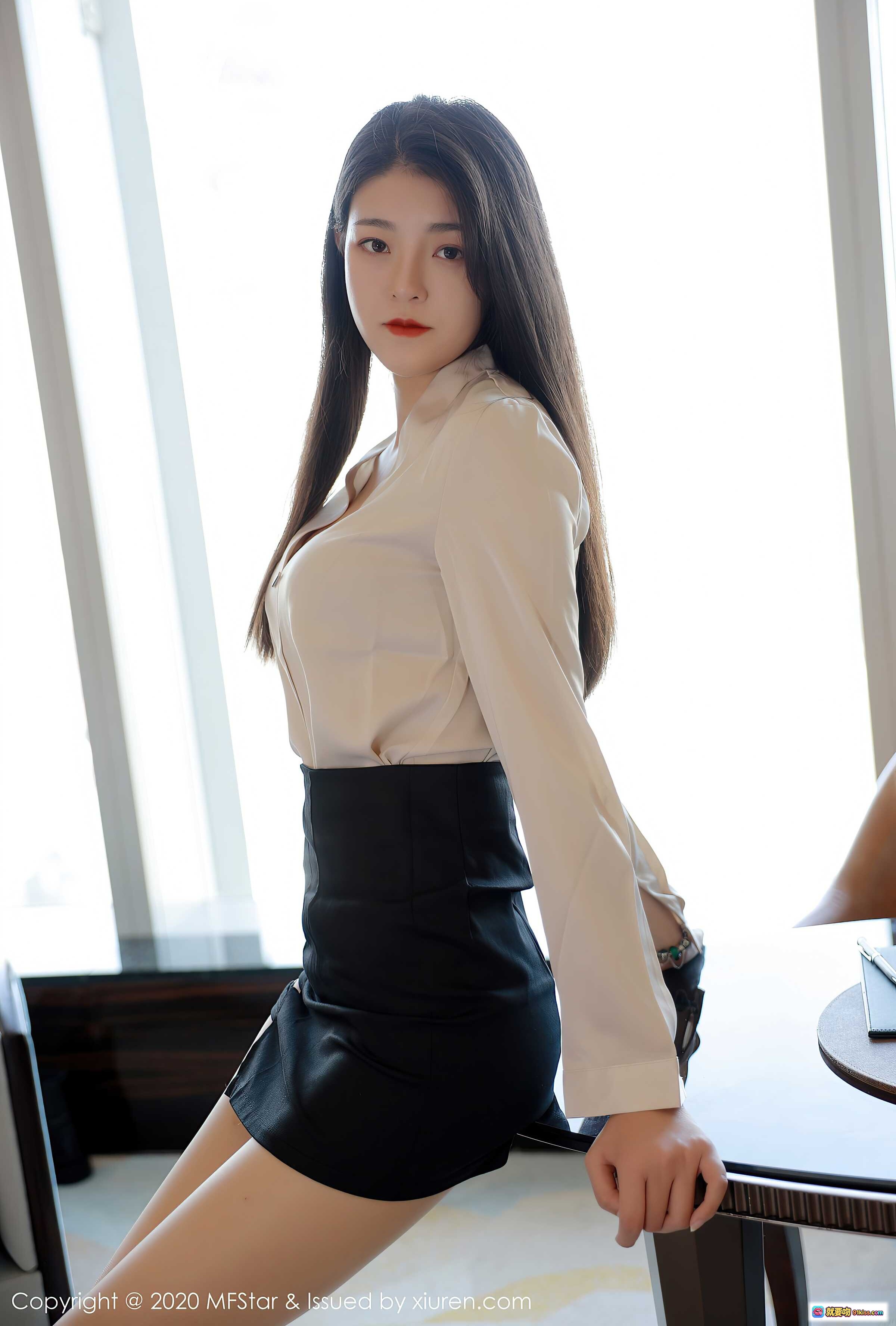 图片[7] - MFStar模范学院Laura苏雨彤2020.11.30 VOL.418 白衬衫黑短裙职场风写真 优雅长发红唇气质美女室内高清摄影 - 就要吻