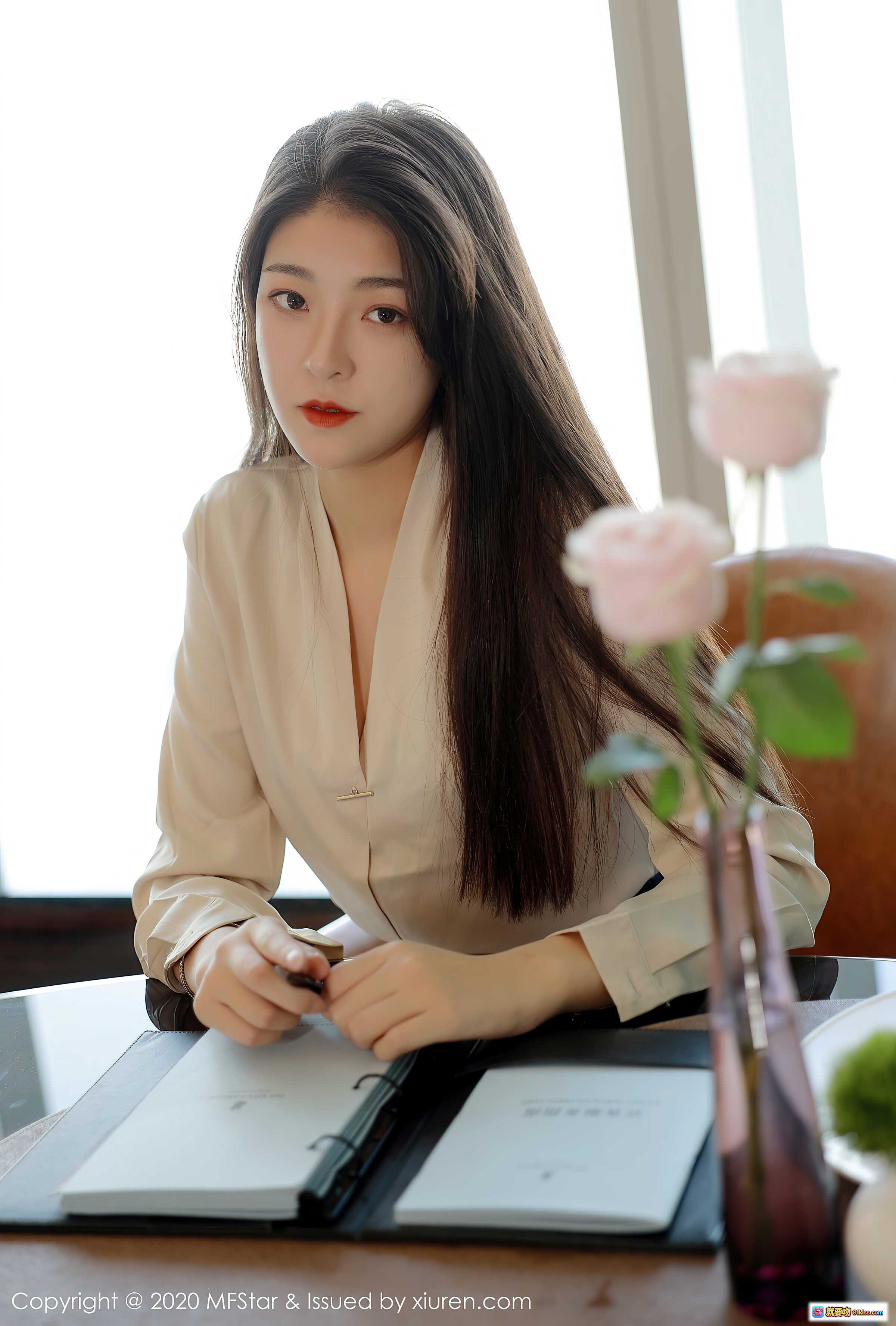 图片[10] - MFStar模范学院Laura苏雨彤2020.11.30 VOL.418 白衬衫黑短裙职场风写真 优雅长发红唇气质美女室内高清摄影 - 就要吻