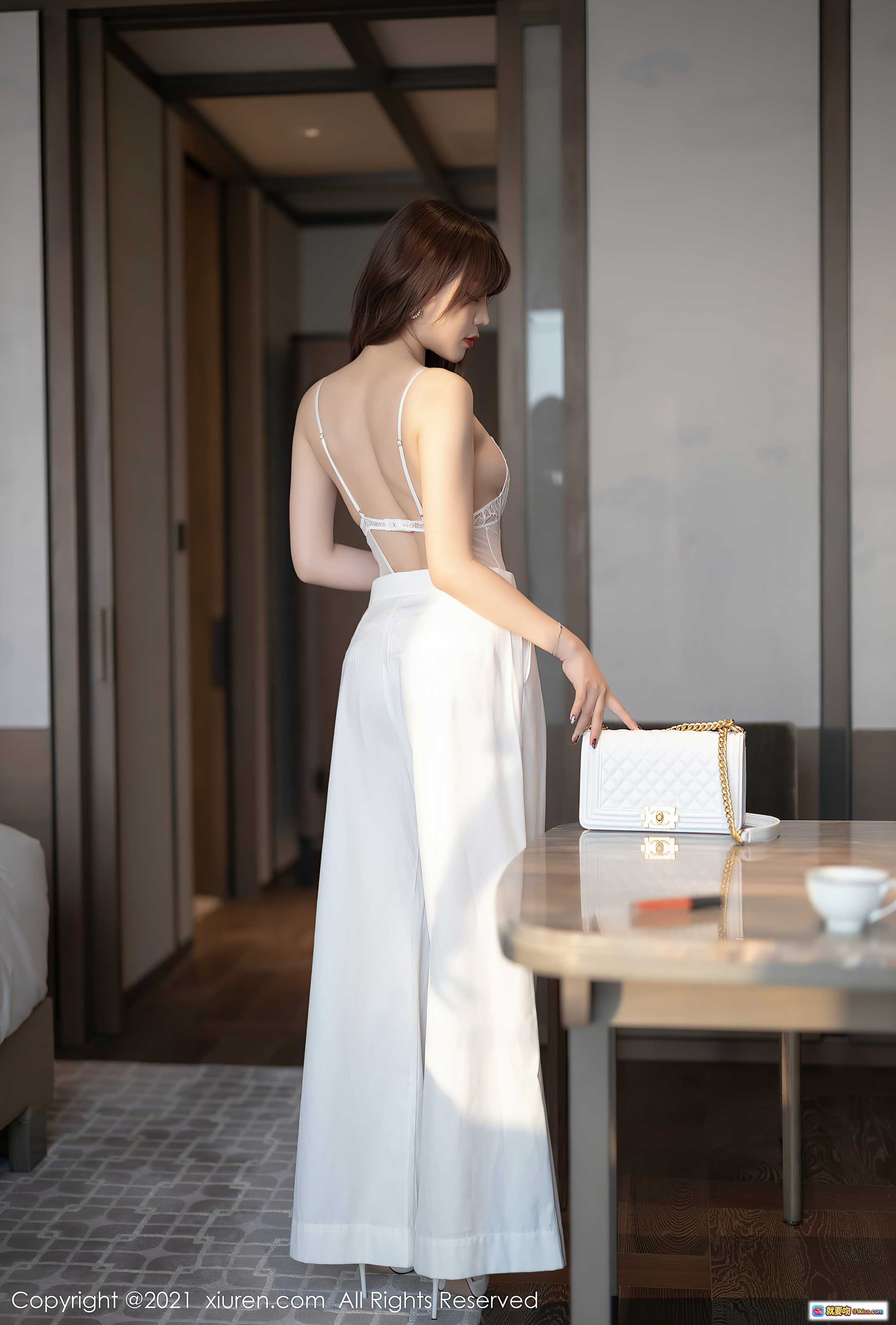 图片[3] - 芝芝Booty优雅写真｜白色蕾丝吊带+阔腿裤造型｜高跟鞋美腿性感坐姿｜室内自然光人像摄影 - 就要吻