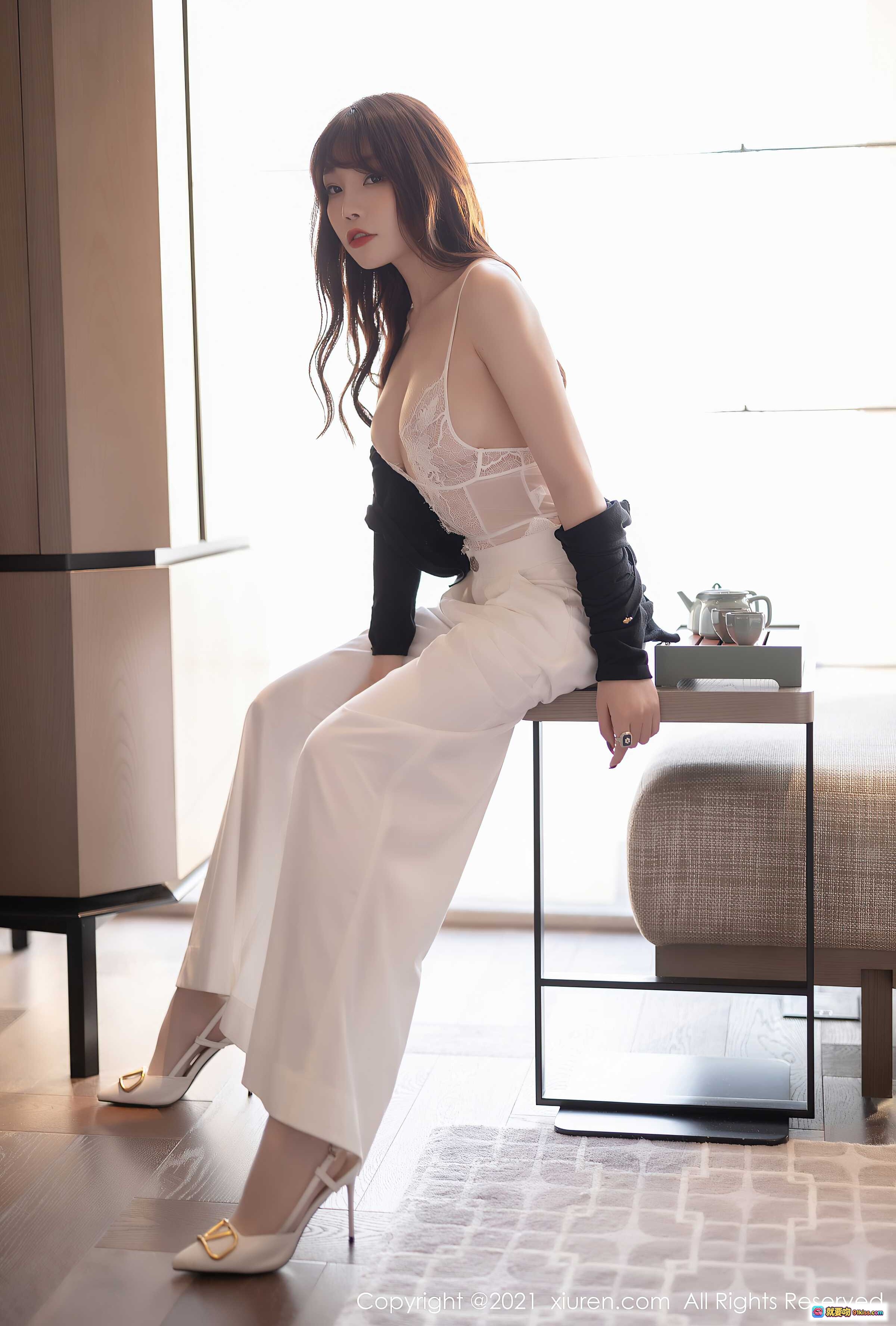图片[1] - 芝芝Booty优雅写真｜白色蕾丝吊带+阔腿裤造型｜高跟鞋美腿性感坐姿｜室内自然光人像摄影 - 就要吻