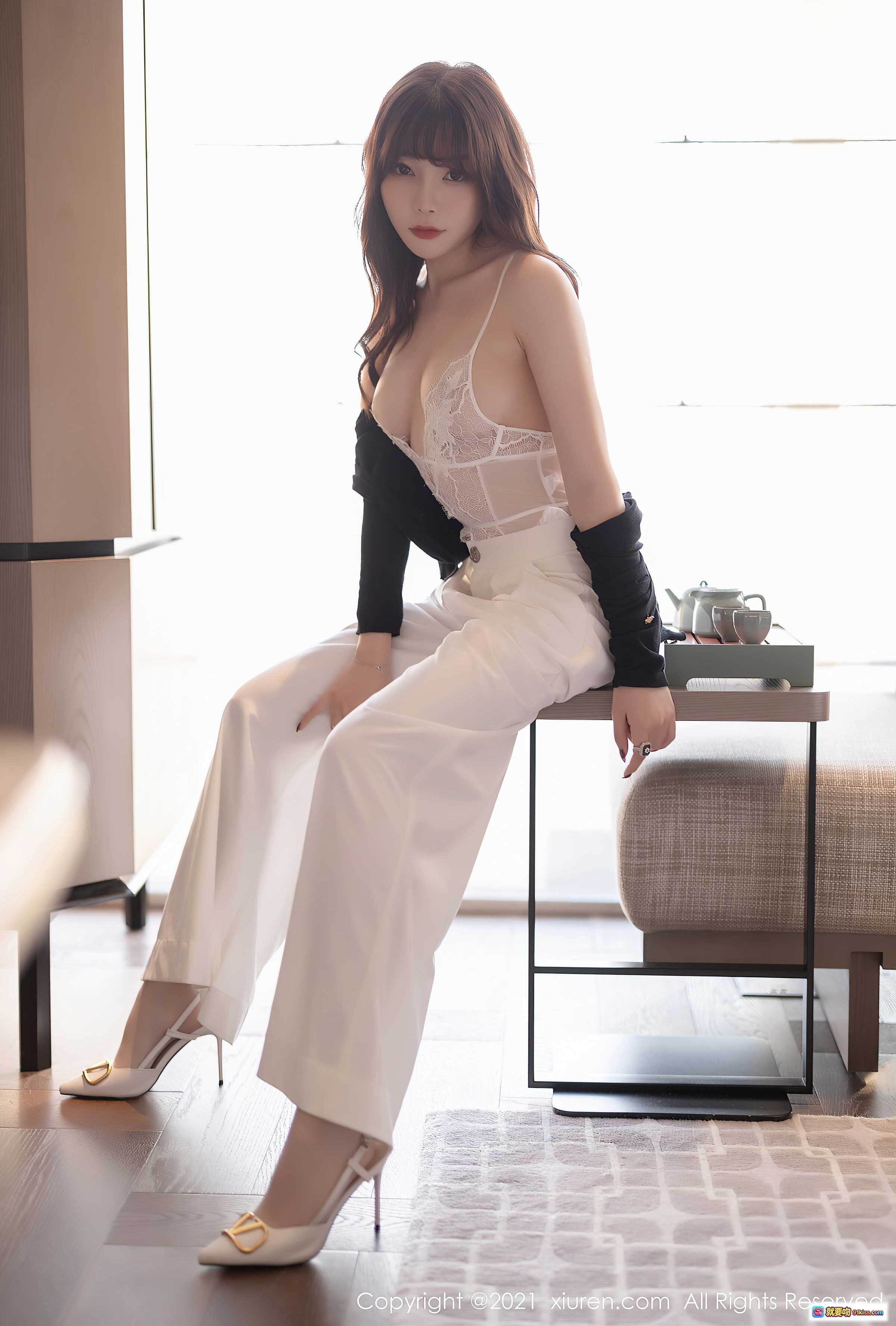 图片[7] - 芝芝Booty优雅写真｜白色蕾丝吊带+阔腿裤造型｜高跟鞋美腿性感坐姿｜室内自然光人像摄影 - 就要吻